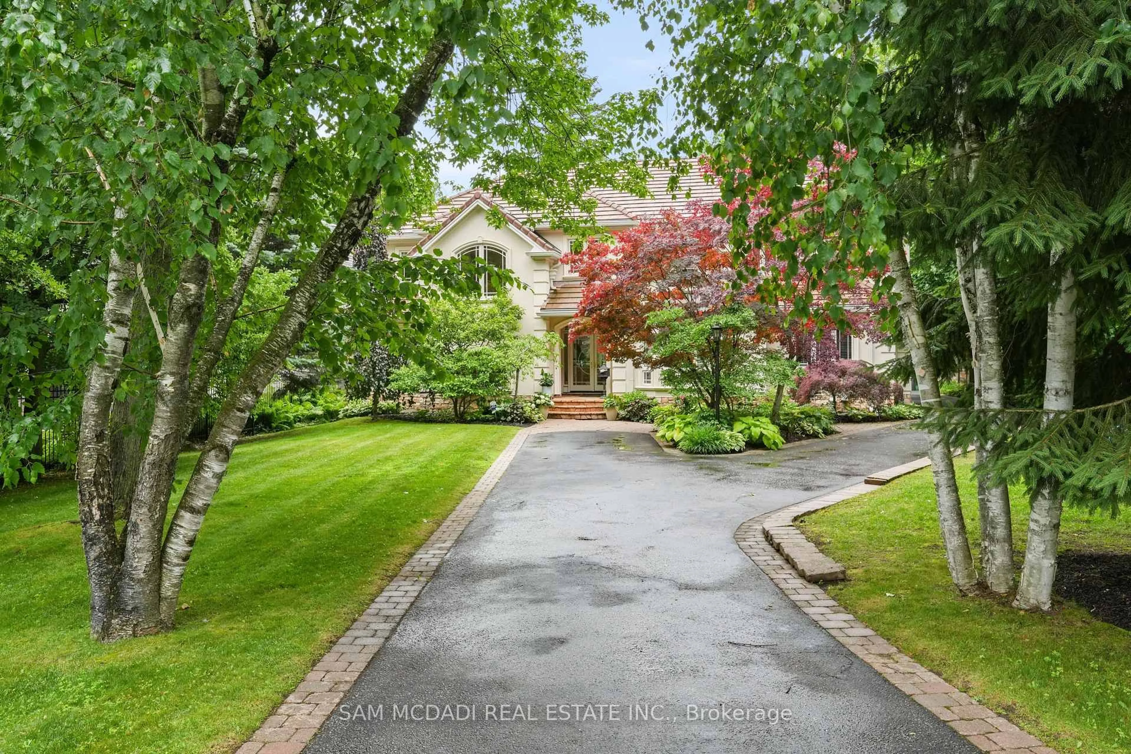 A pic from outside/outdoor area/front of a property/back of a property/a pic from drone, street for 1382 Aldo Dr, Mississauga Ontario L5H 3E9