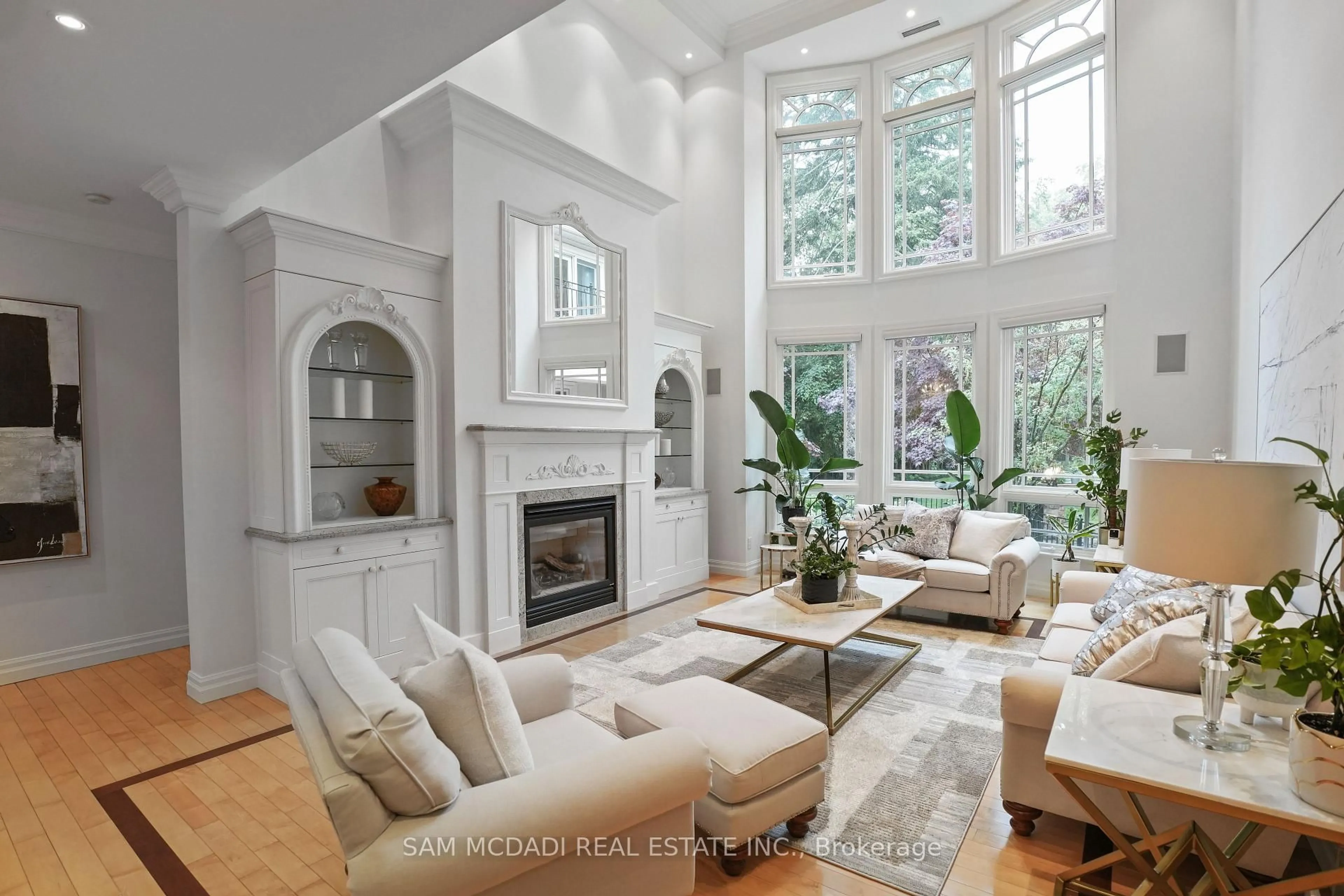 Living room with furniture, unknown for 1382 Aldo Dr, Mississauga Ontario L5H 3E9