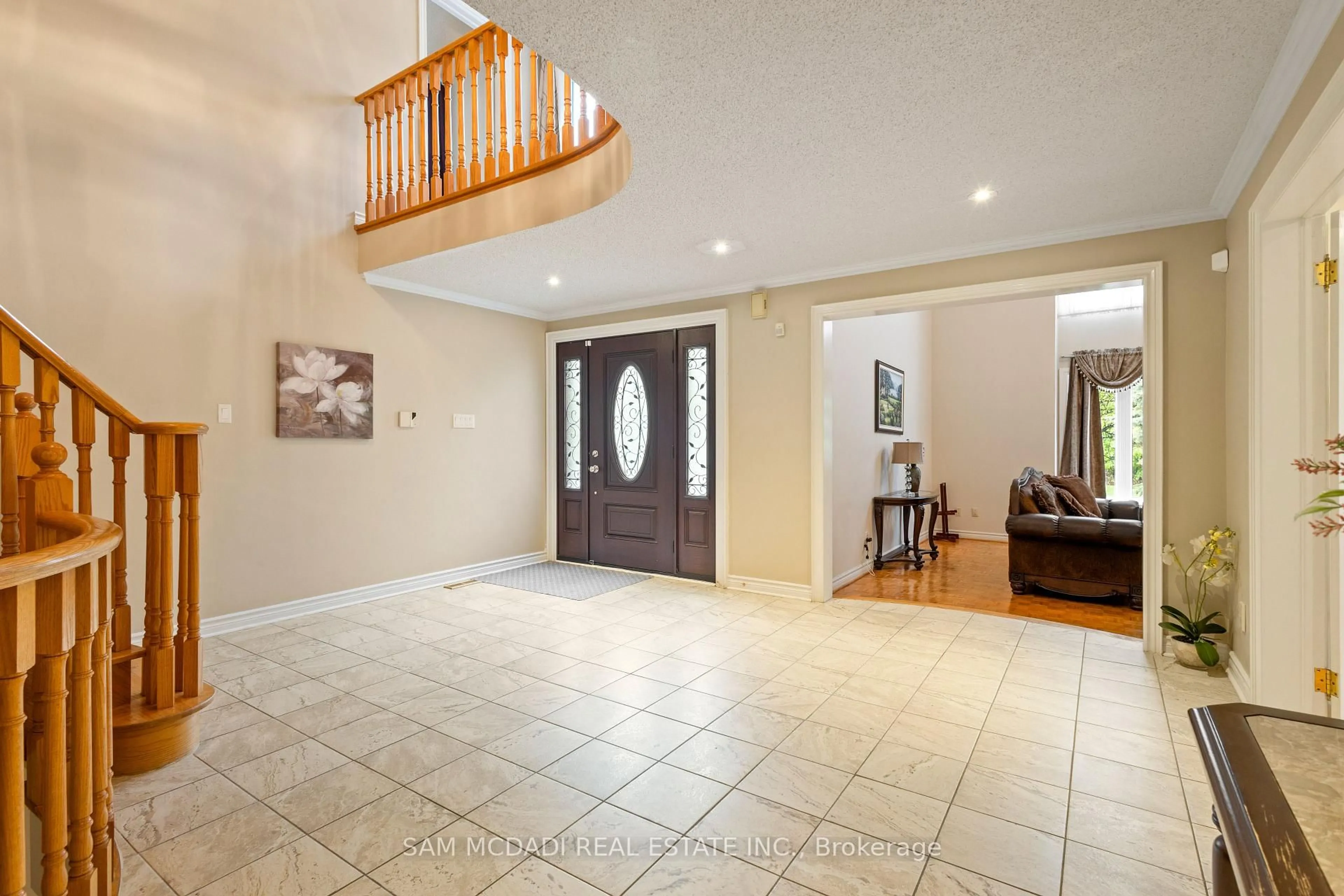 Indoor foyer for 2492 Erin Centre Blvd, Mississauga Ontario L5M 5B2