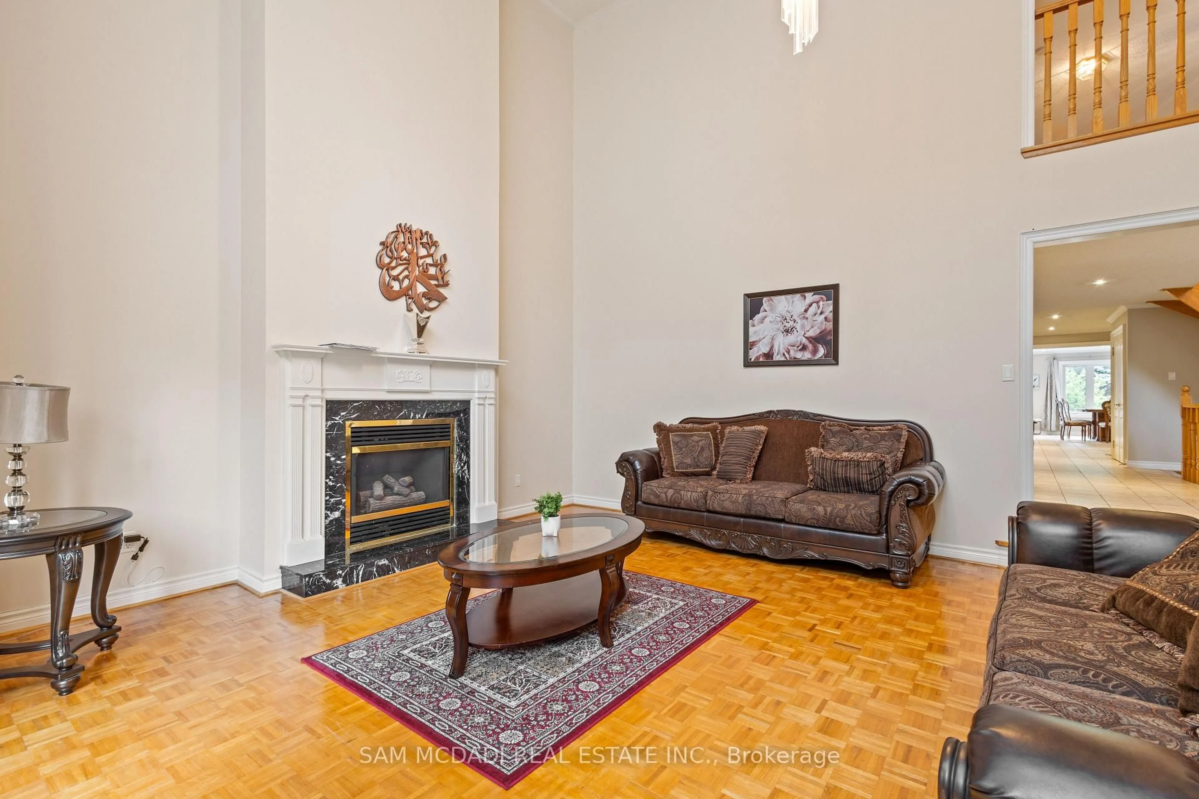 Living room with furniture, unknown for 2492 Erin Centre Blvd, Mississauga Ontario L5M 5B2