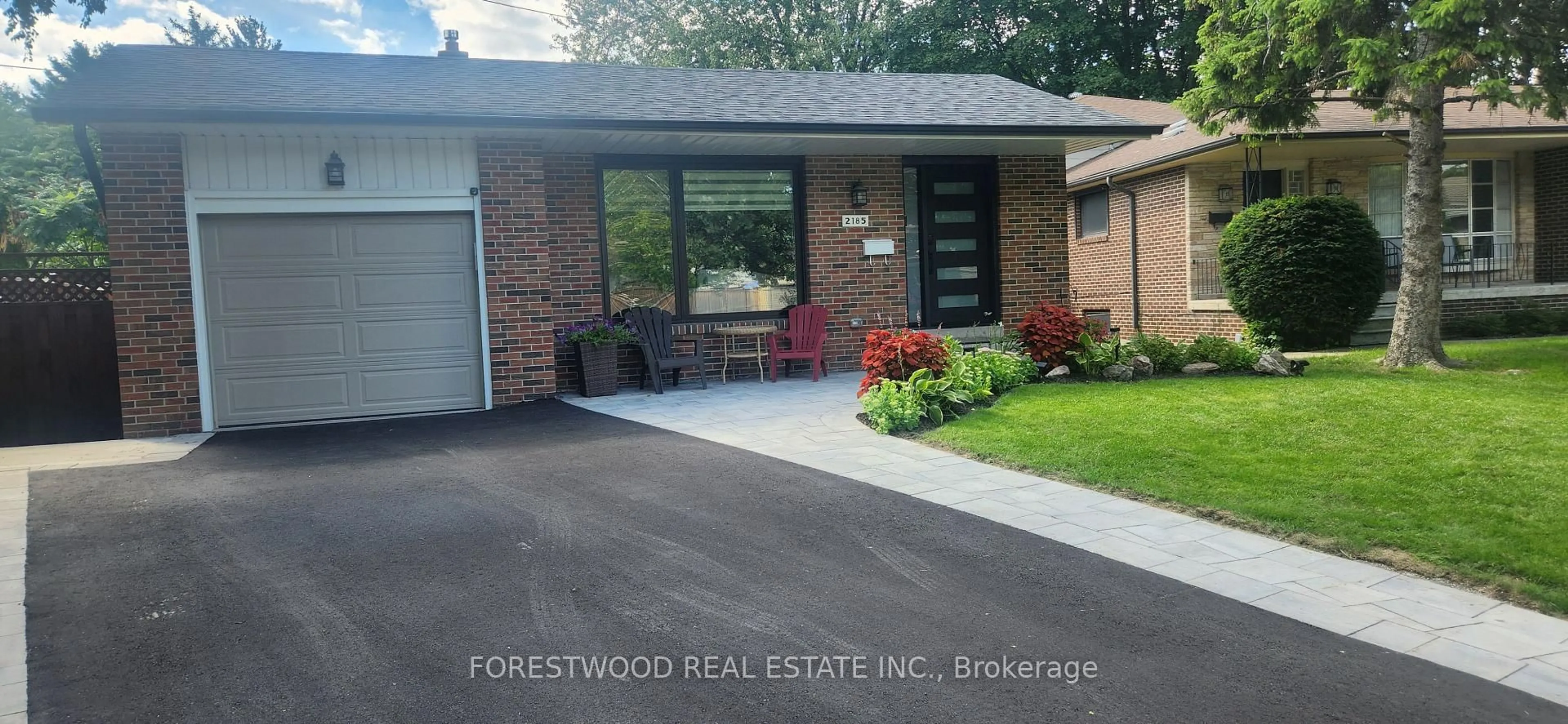 Home with brick exterior material, street for 2185 Wyton Crt, Mississauga Ontario L4Y 1X3