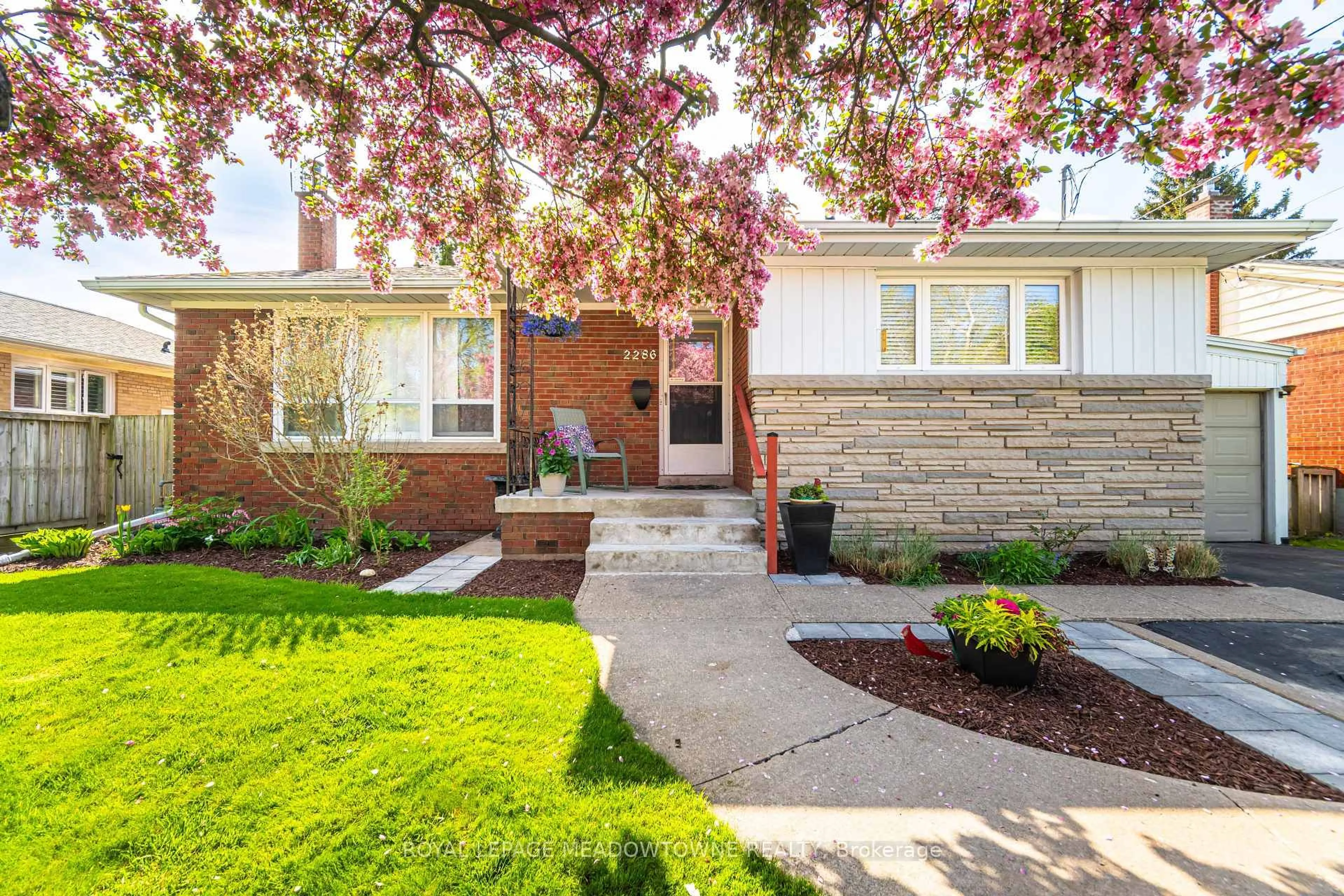 Home with brick exterior material, street for 2286 Prospect St, Burlington Ontario L7R 2A2