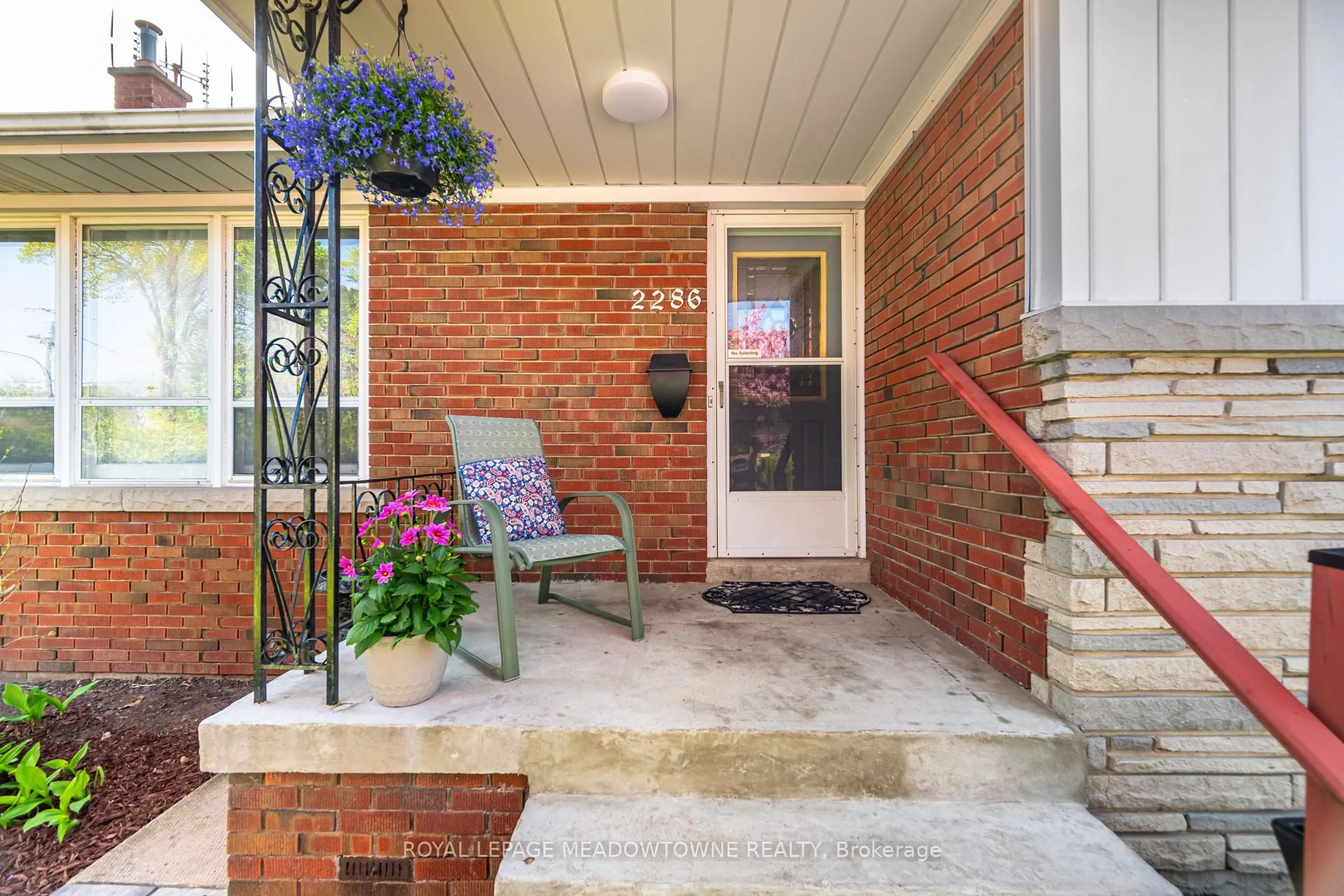 Indoor entryway for 2286 Prospect St, Burlington Ontario L7R 2A2