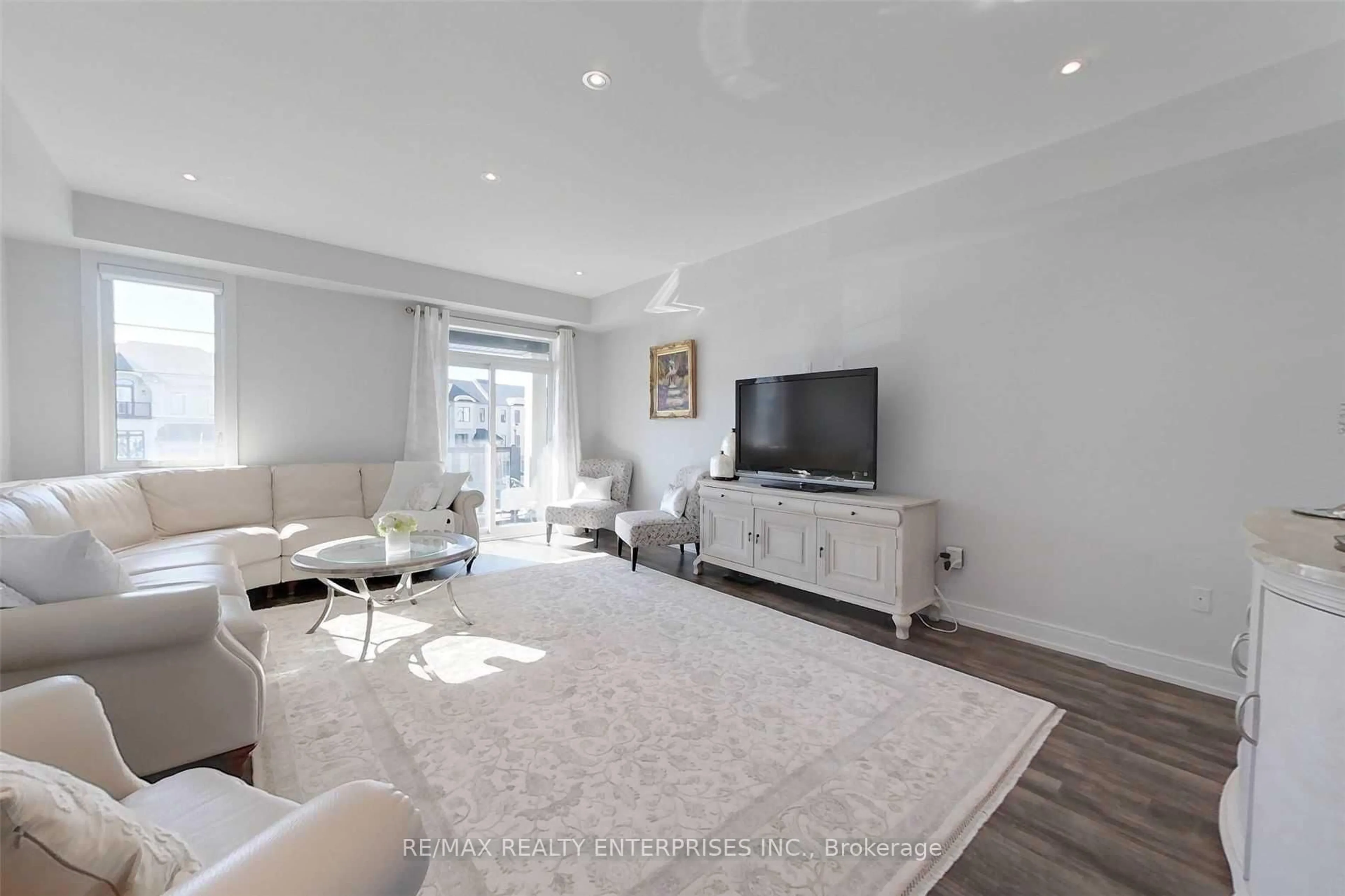 Living room with furniture, unknown for 588 Rapids Lane, Mississauga Ontario L5G 0A9