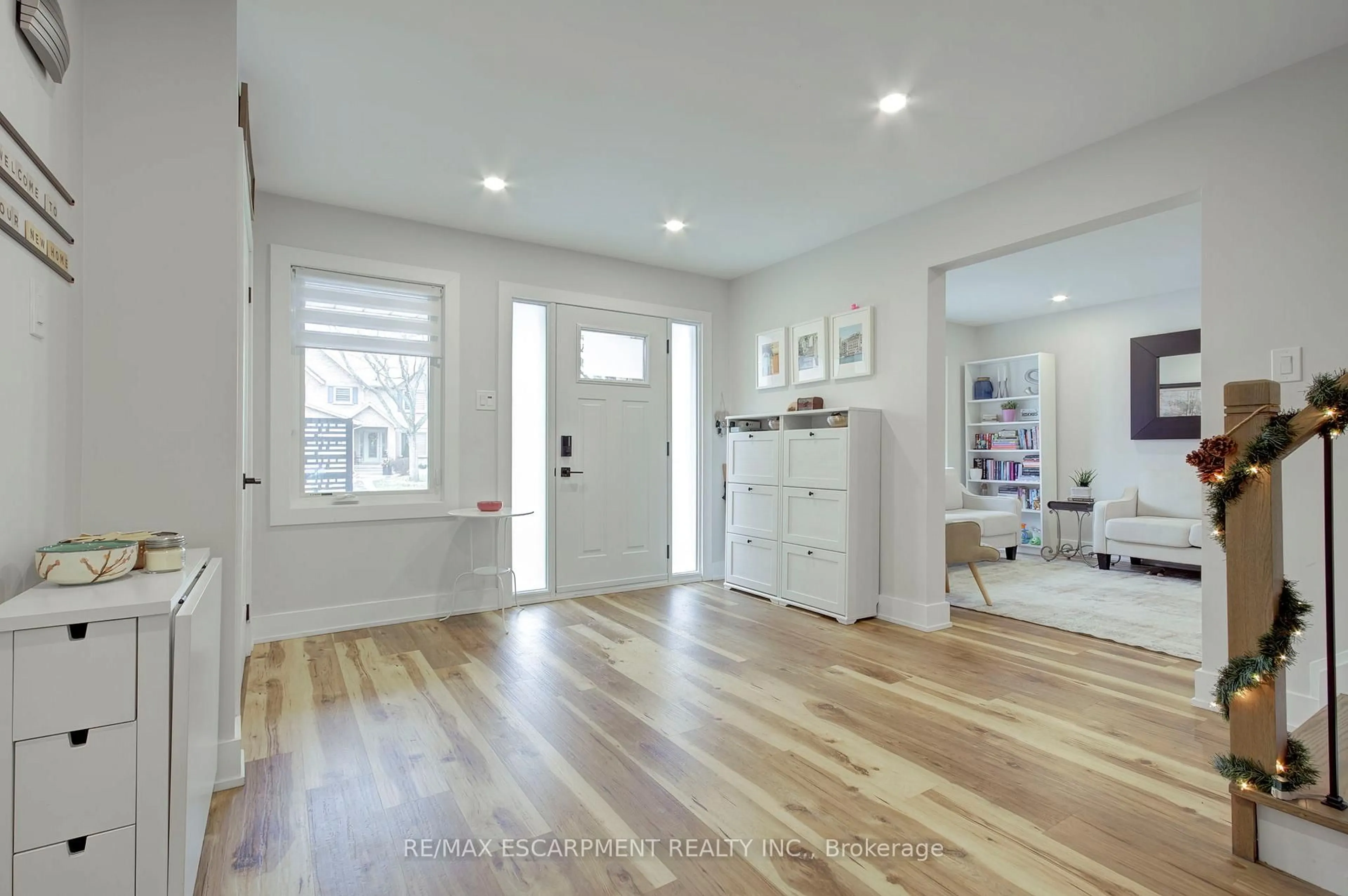 Indoor entryway for 3280 Mead Cres, Burlington Ontario L7M 3M2