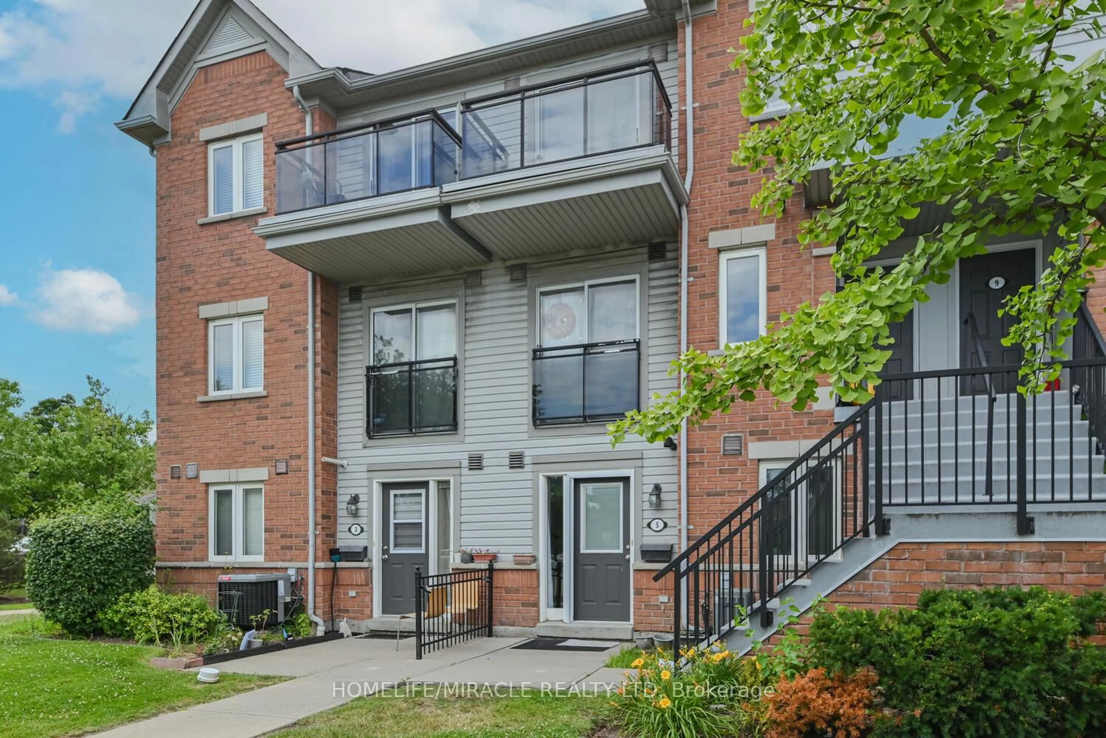 Home with brick exterior material, street for 4620 Guildwood Way #5, Mississauga Ontario L5R 4H4