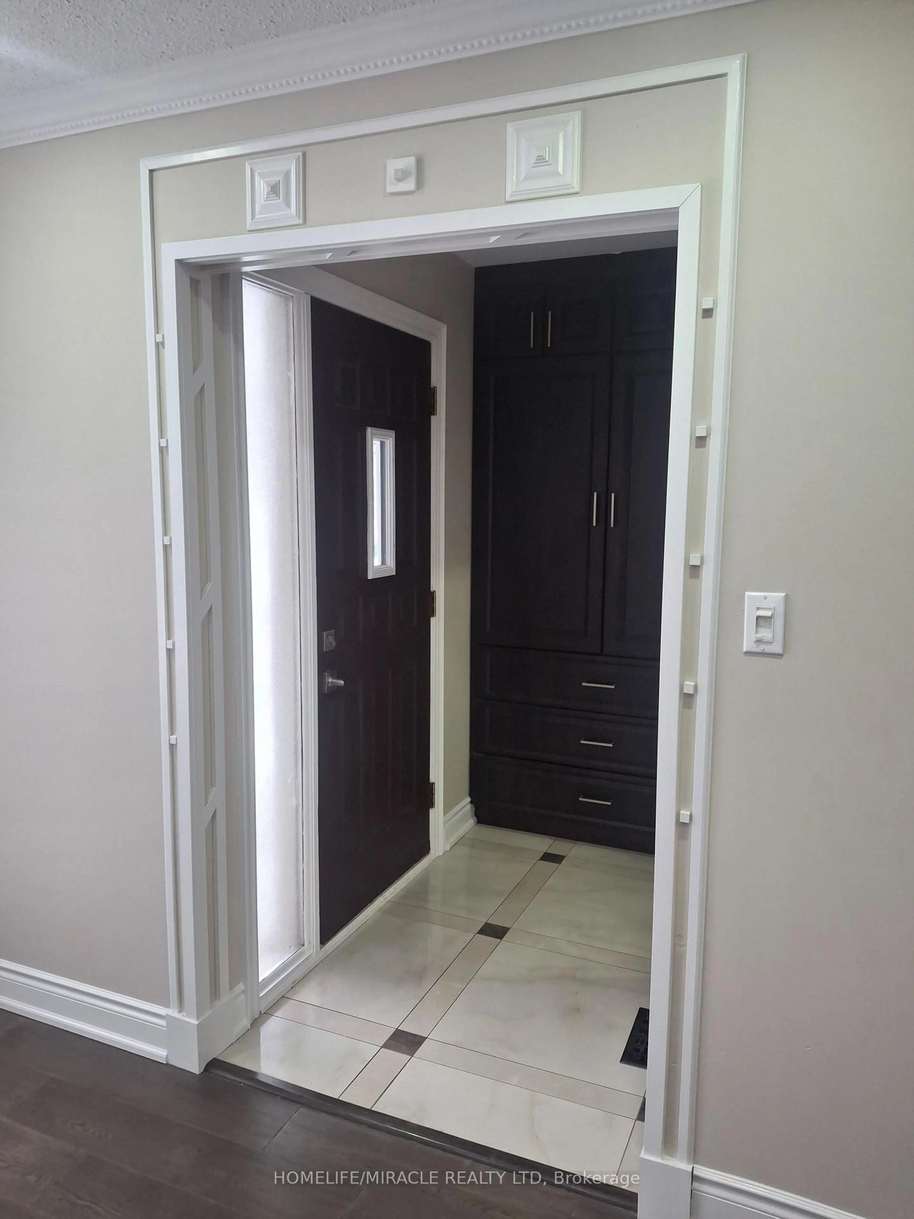 Indoor entryway for 22 Graymar Rd, Brampton Ontario L6S 1Z8
