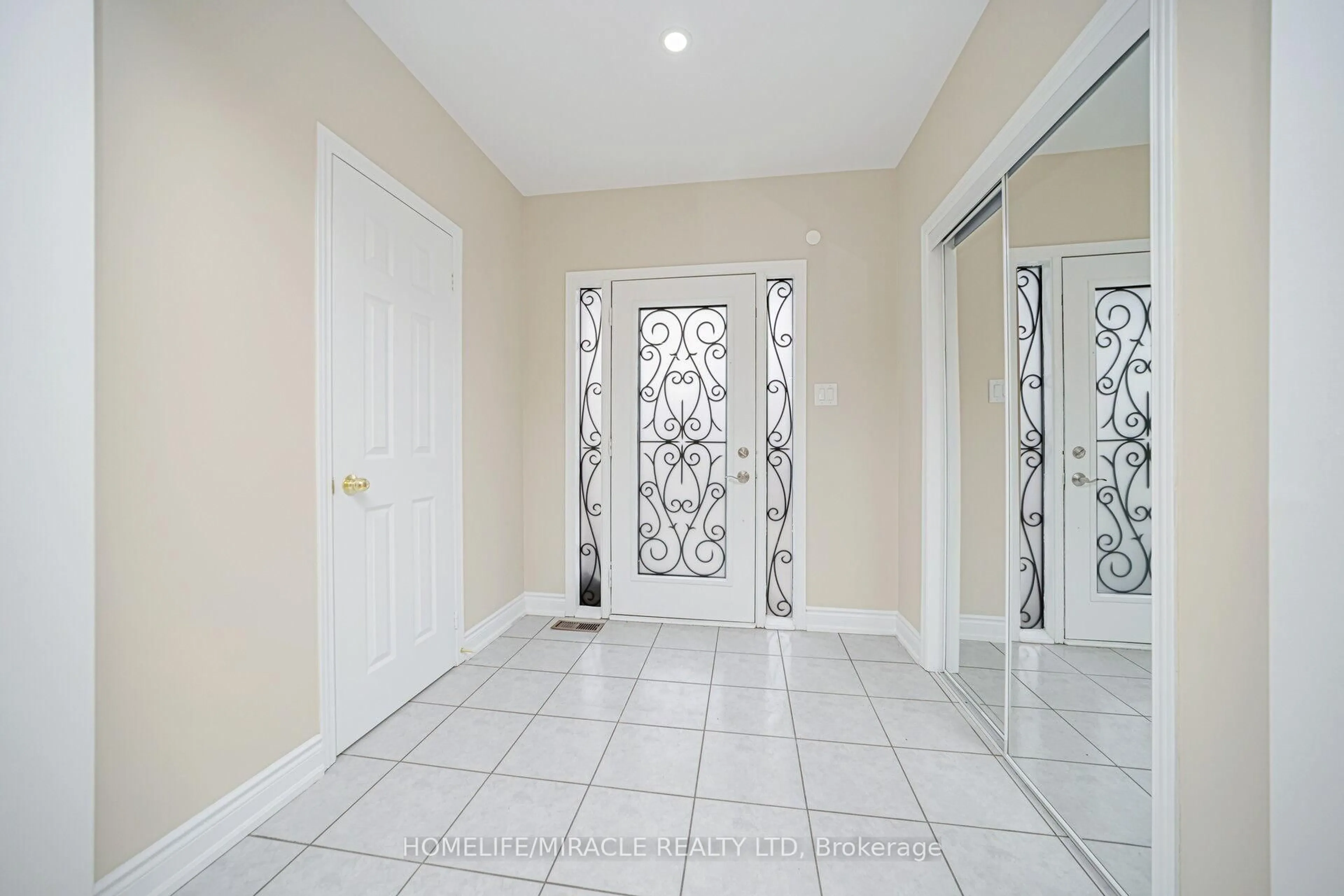 Indoor entryway for 15 Starhill Cres, Brampton Ontario L6R 2P9