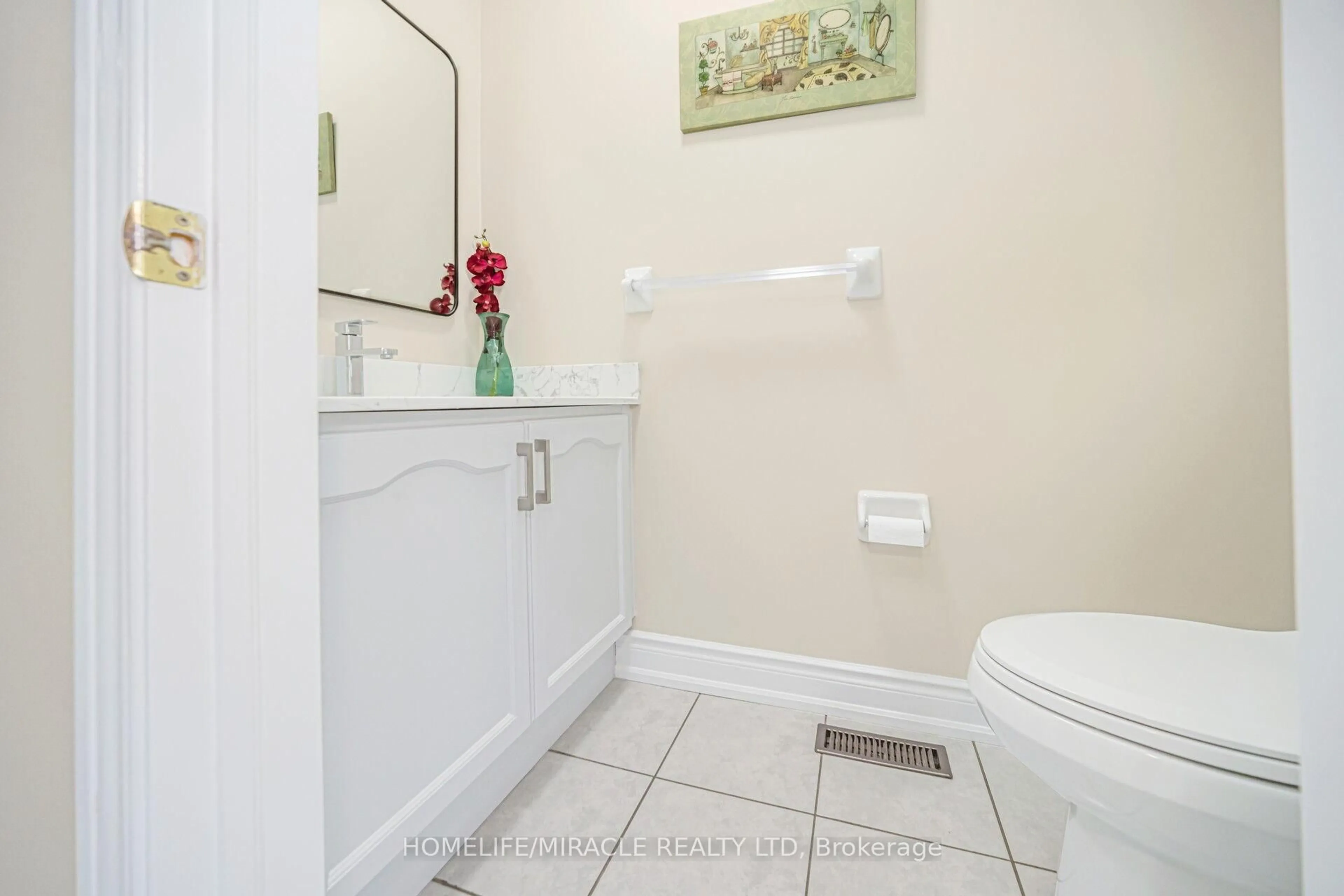 Standard bathroom, ceramic/tile floor for 15 Starhill Cres, Brampton Ontario L6R 2P9