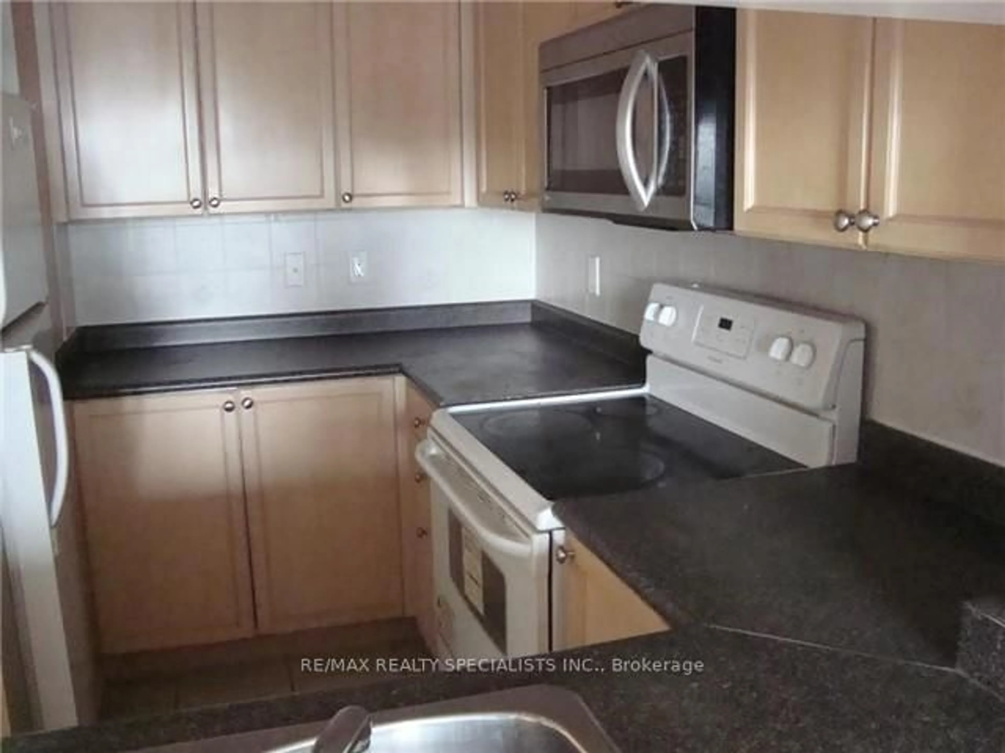 Standard kitchen, ceramic/tile floor for 4090 Living Arts Dr #1206, Mississauga Ontario L5B 4M8