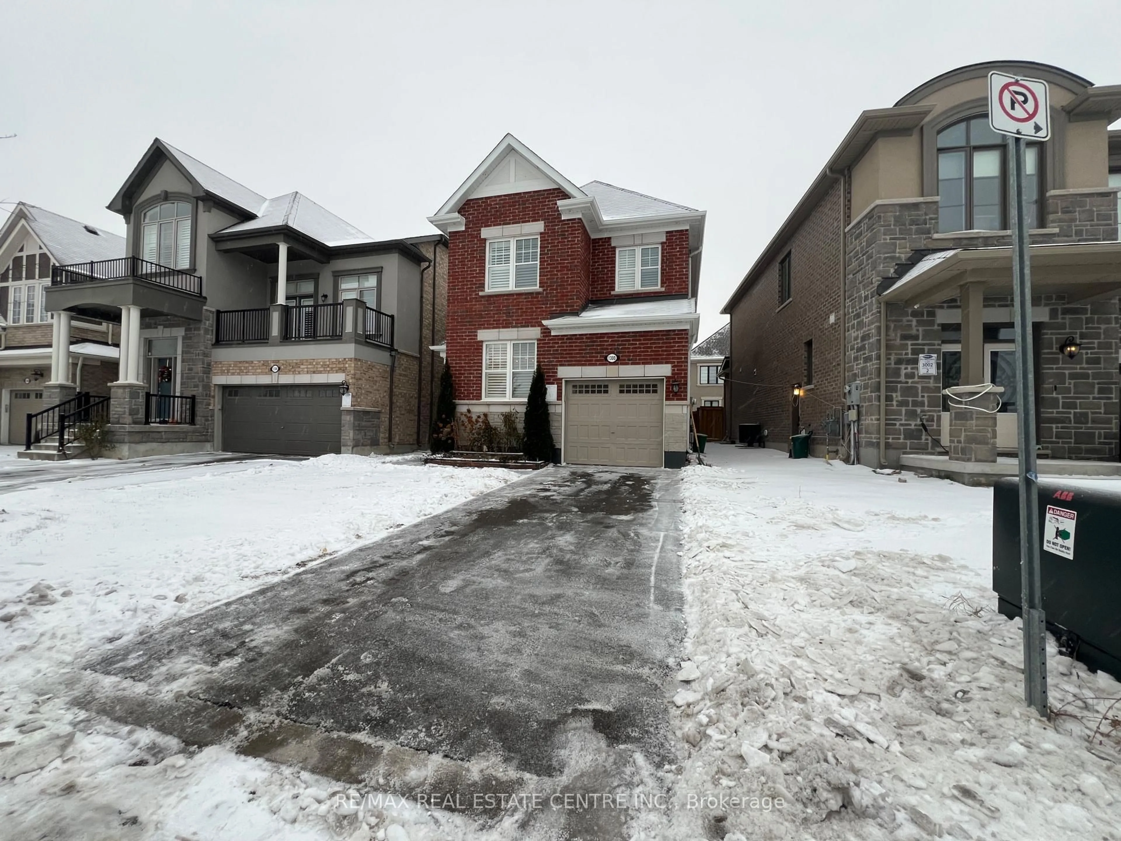 A pic from outside/outdoor area/front of a property/back of a property/a pic from drone, street for 1300 Basswood Cres, Milton Ontario L9T 7E7