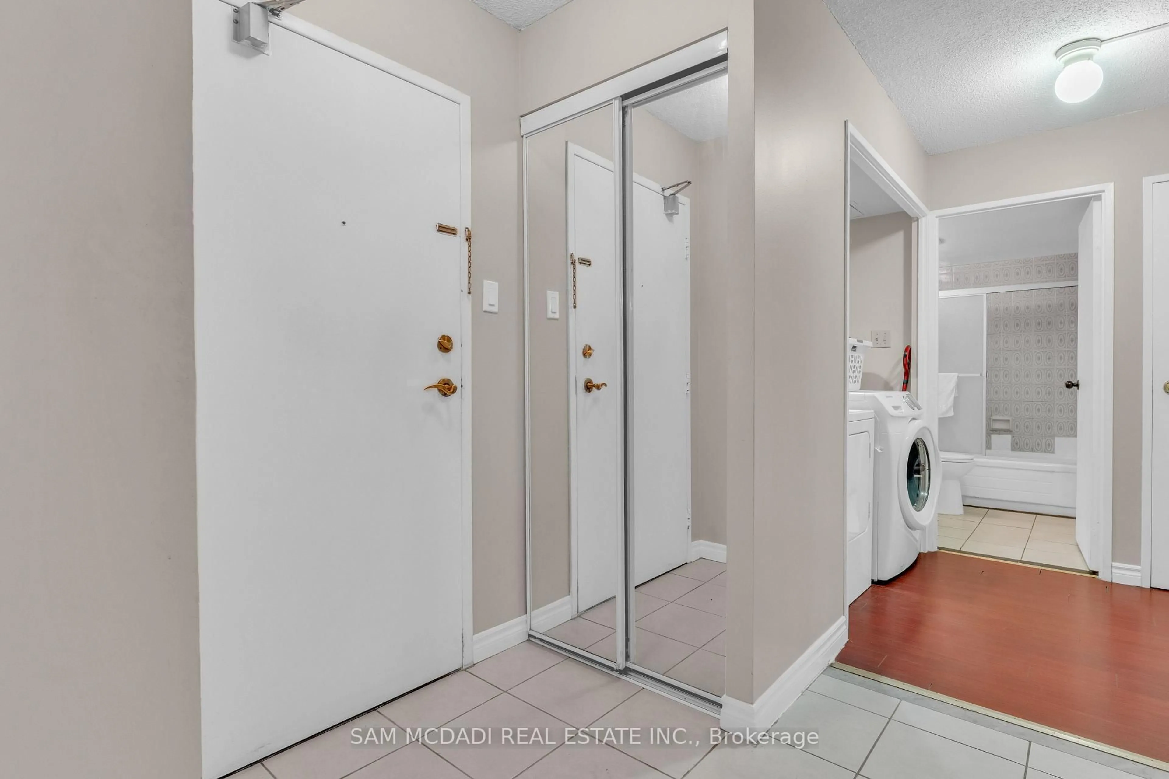 Indoor entryway for 3590 Kaneff Cres #605, Mississauga Ontario K5A 3X3