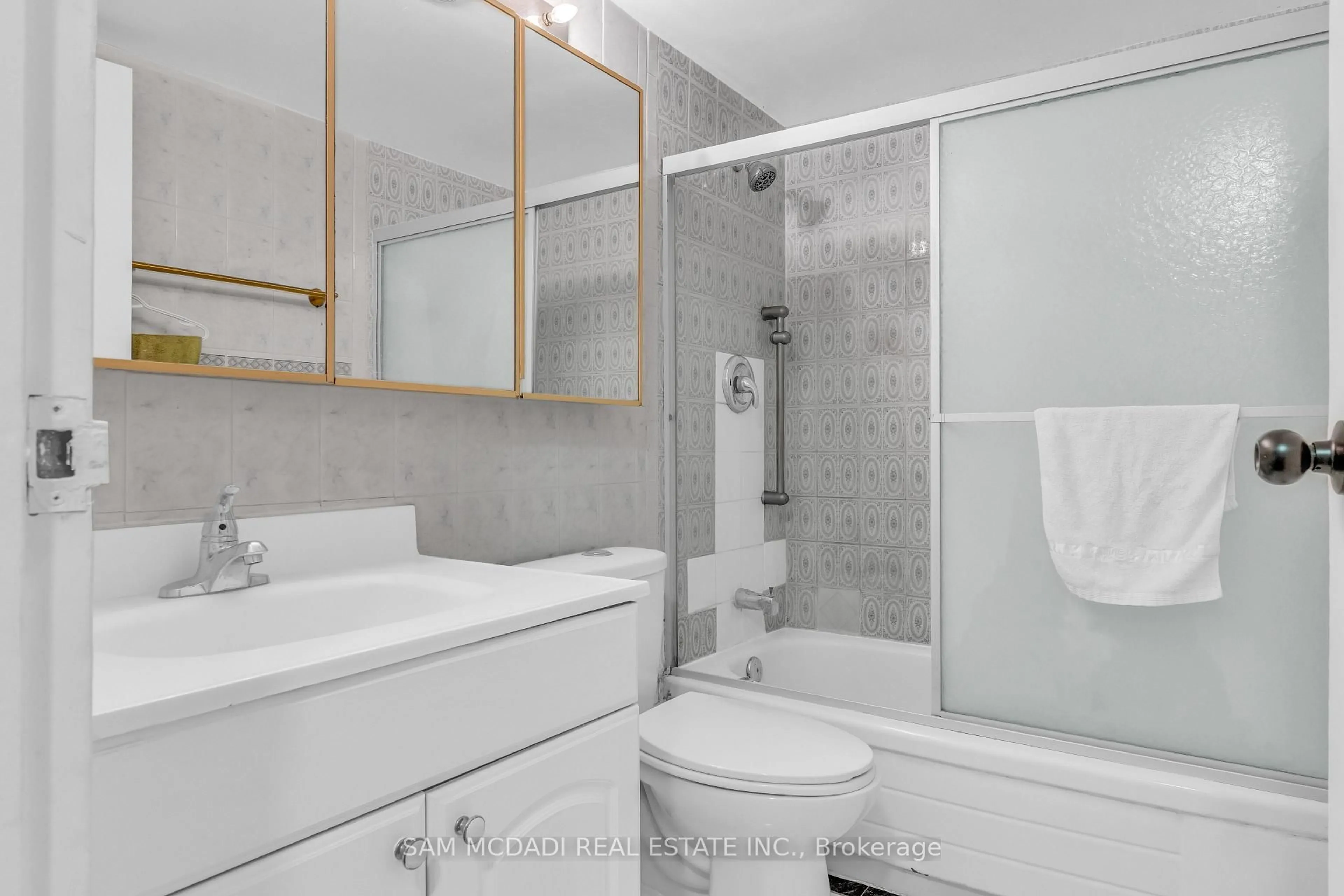 Unknown for 3590 Kaneff Cres #605, Mississauga Ontario K5A 3X3