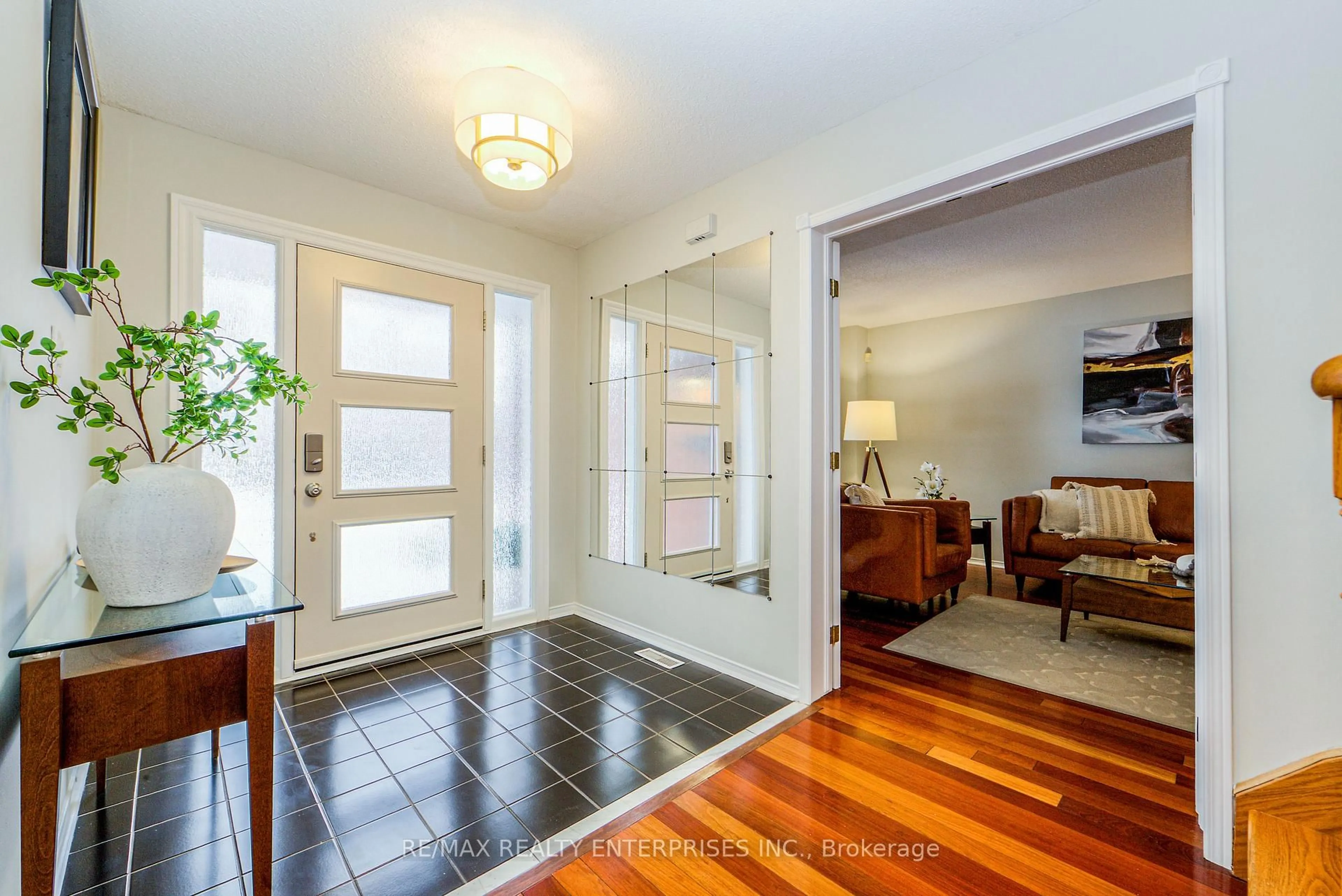 Indoor entryway for 1387 Chedboro Cres, Oakville Ontario L6J 7A4