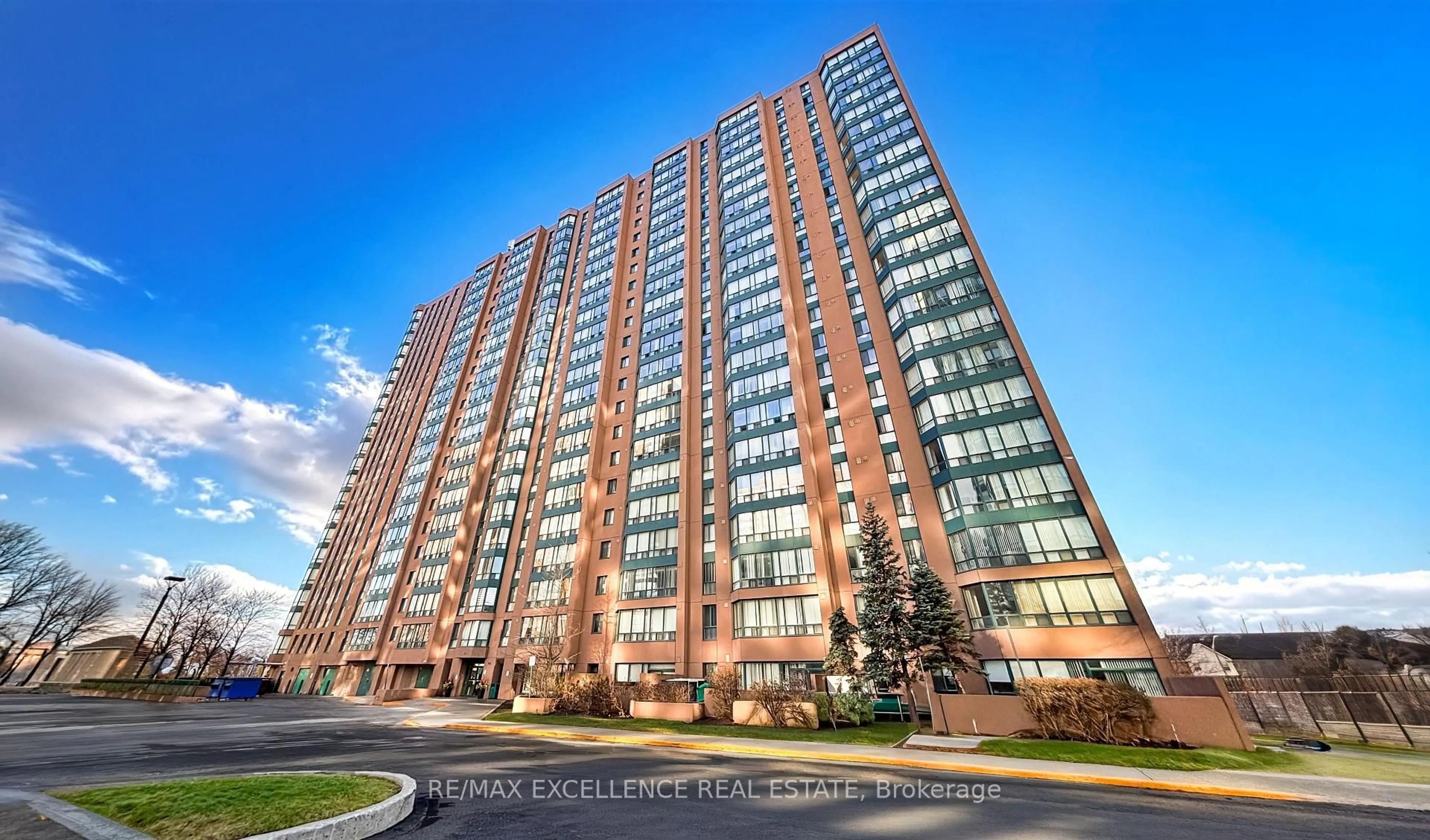 Indoor foyer for 155 Hillcrest Ave #201, Mississauga Ontario L5B 3Z2