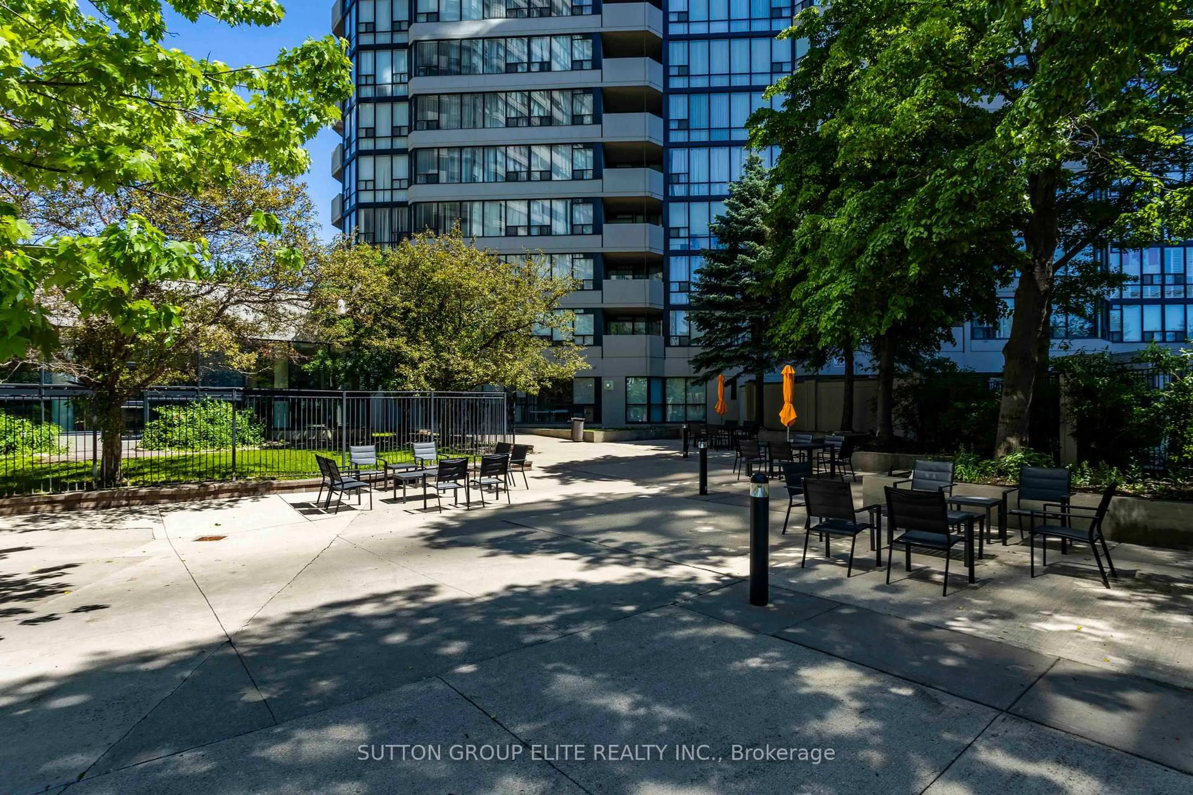 Patio, street for 330 Rathburn Rd #1206, Mississauga Ontario L5B 3Y1