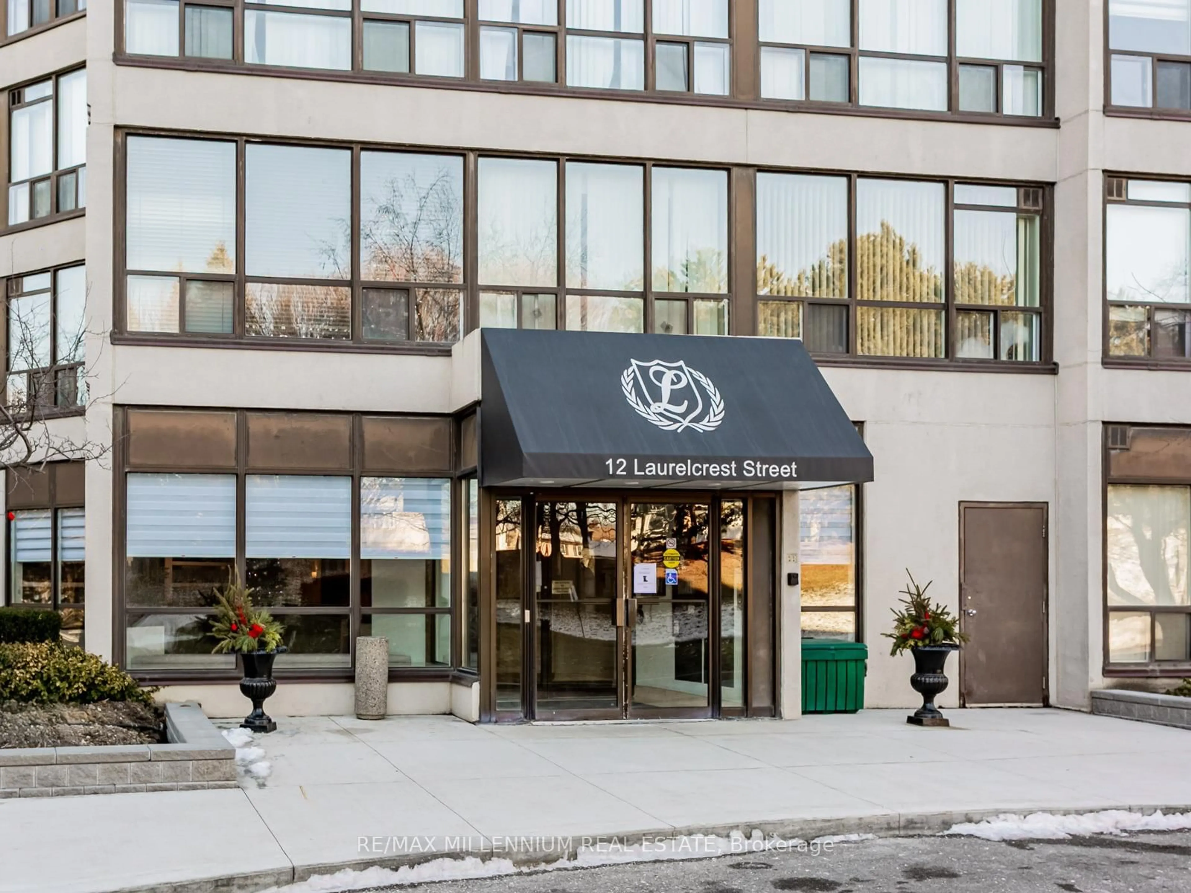 Indoor foyer for 12 Laurelcrest St #803, Brampton Ontario L6S 5Y4