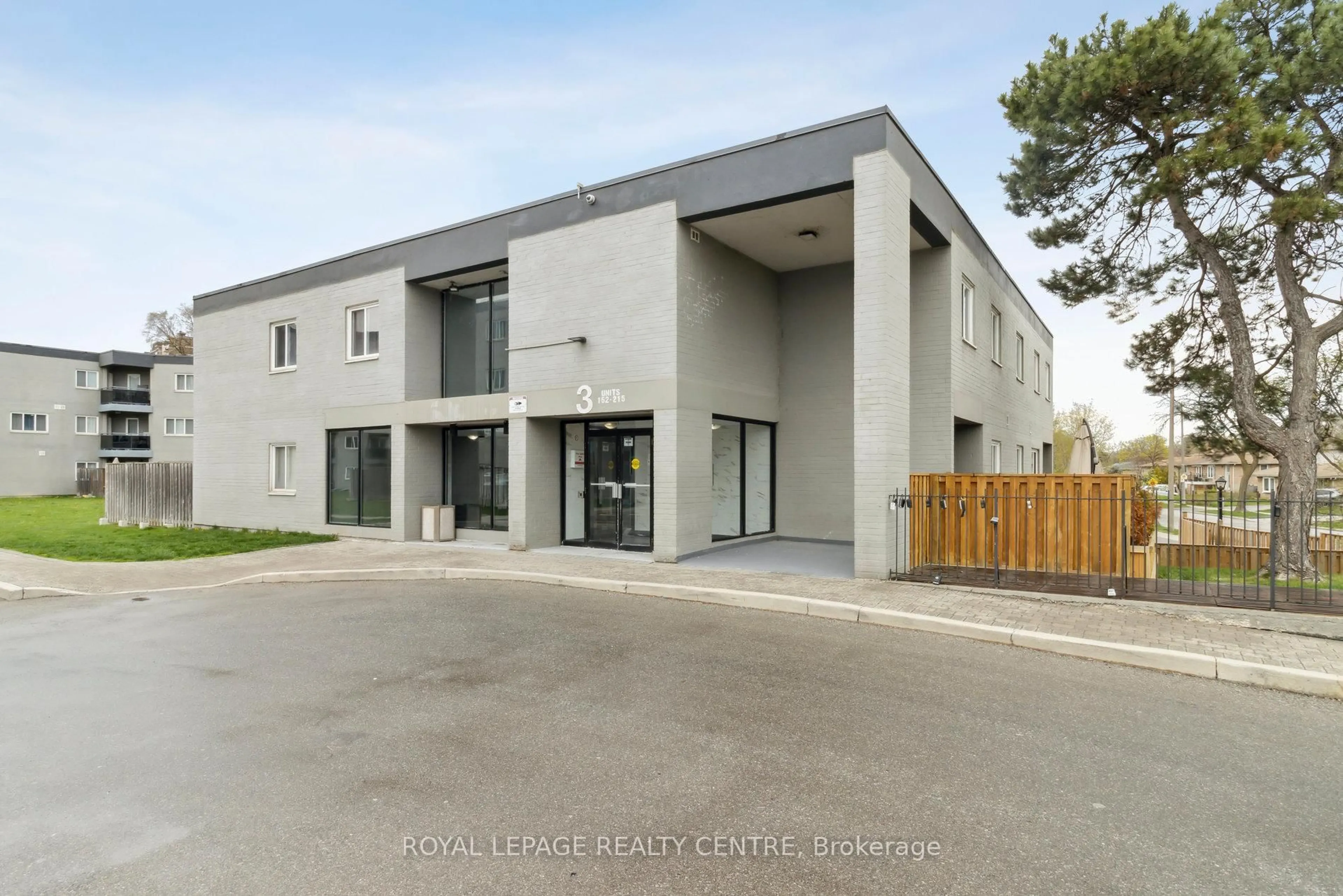 A pic from outside/outdoor area/front of a property/back of a property/a pic from drone, street for 2001 Bonnymede Dr #214, Mississauga Ontario L5J 4H8