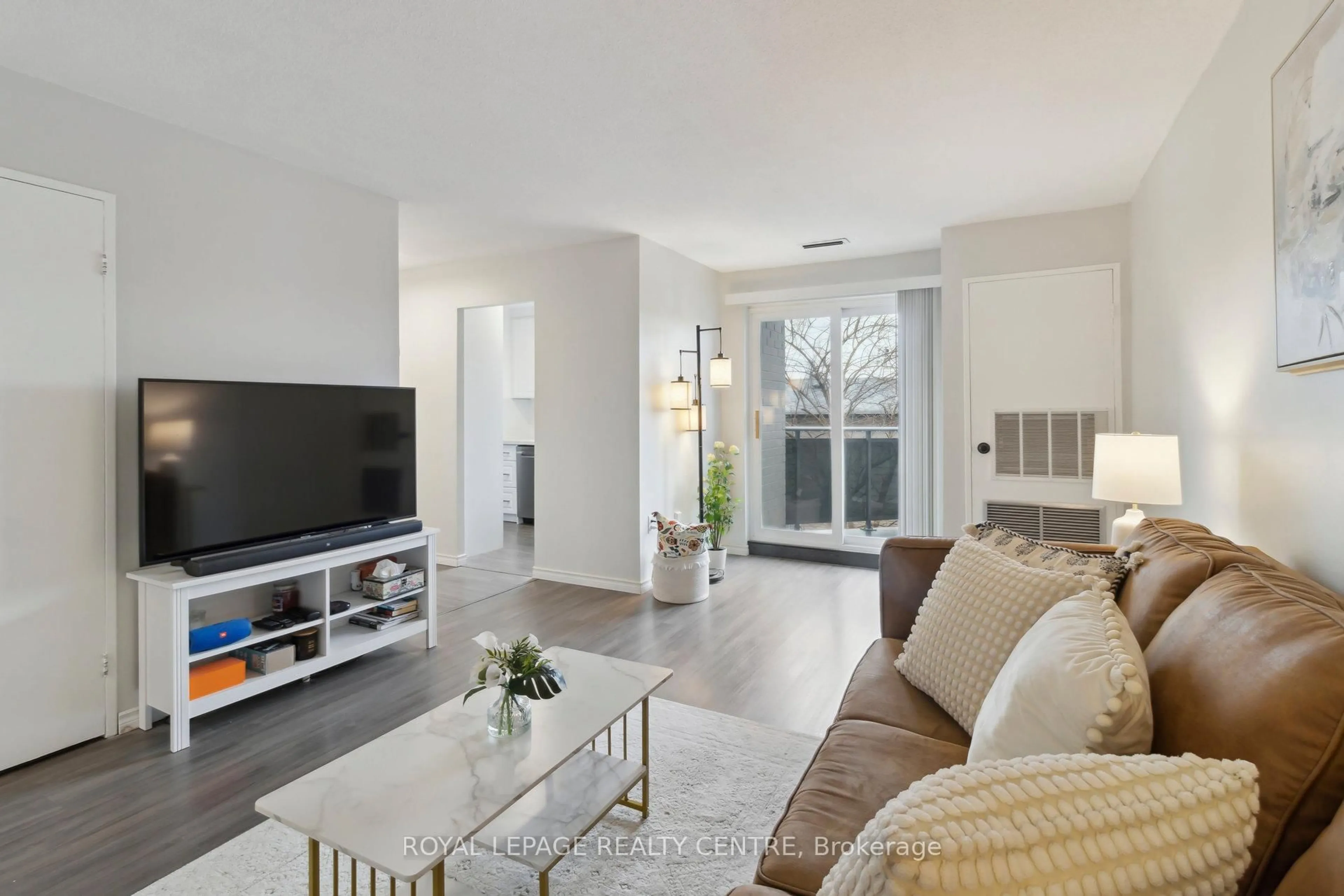 Living room with furniture, unknown for 2001 Bonnymede Dr #214, Mississauga Ontario L5J 4H8