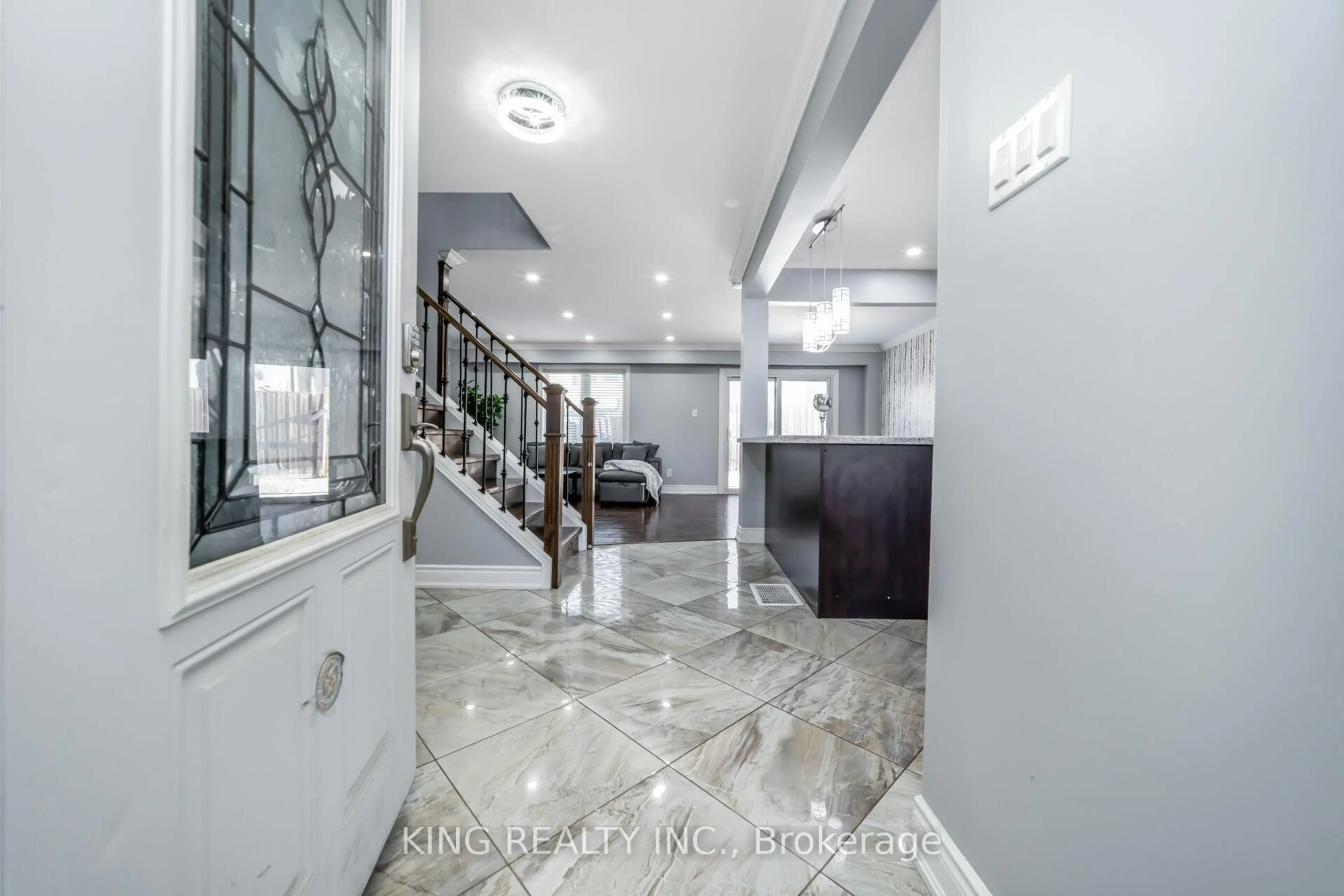 Indoor foyer for 3 Nottawasaga Cres, Brampton Ontario L6Z 1B8