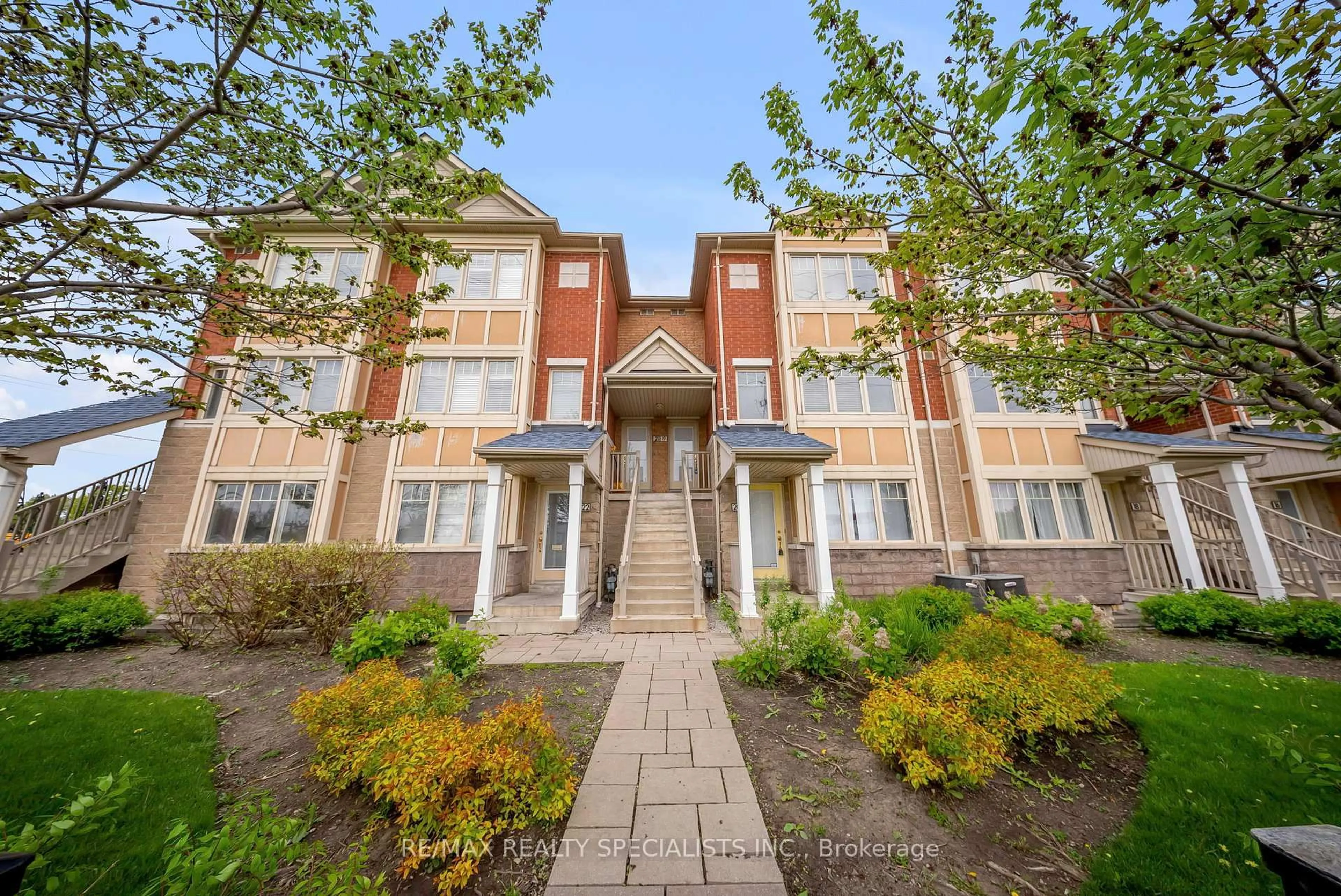 Patio, building for 3985 Eglinton Ave #19, Mississauga Ontario L5M 0E8