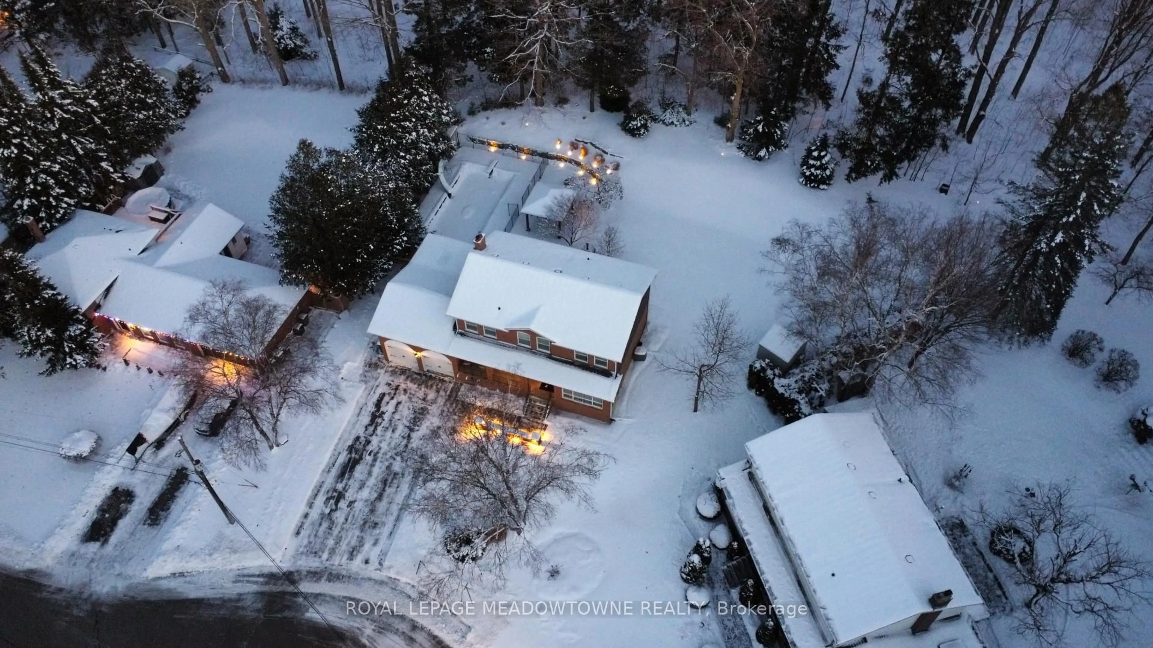 A pic from outside/outdoor area/front of a property/back of a property/a pic from drone, street for 40 Hilltop Dr, Caledon Ontario L7C 1H6