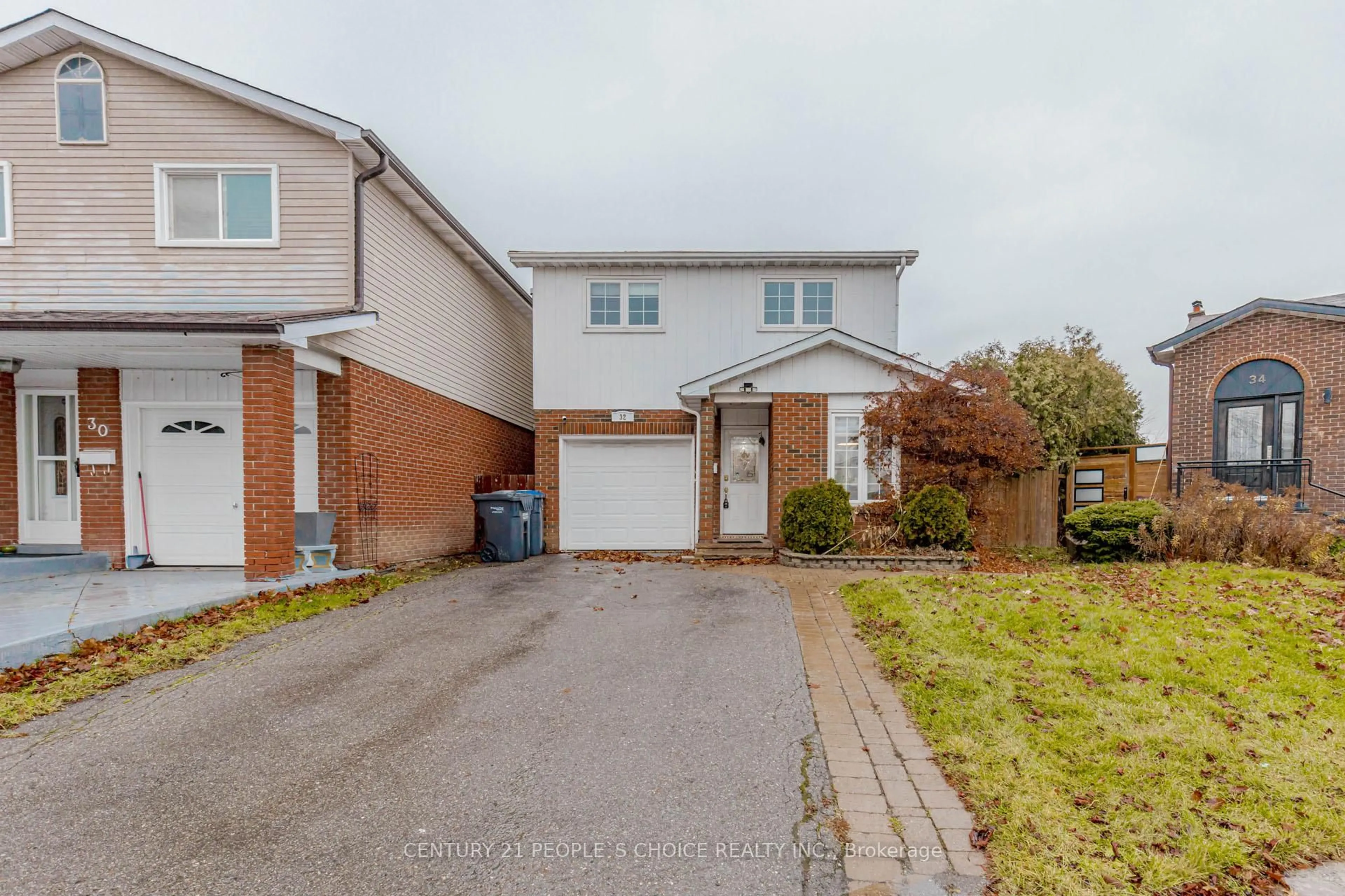 A pic from outside/outdoor area/front of a property/back of a property/a pic from drone, street for 32 Elderwood Pl, Brampton Ontario L6V 3N3
