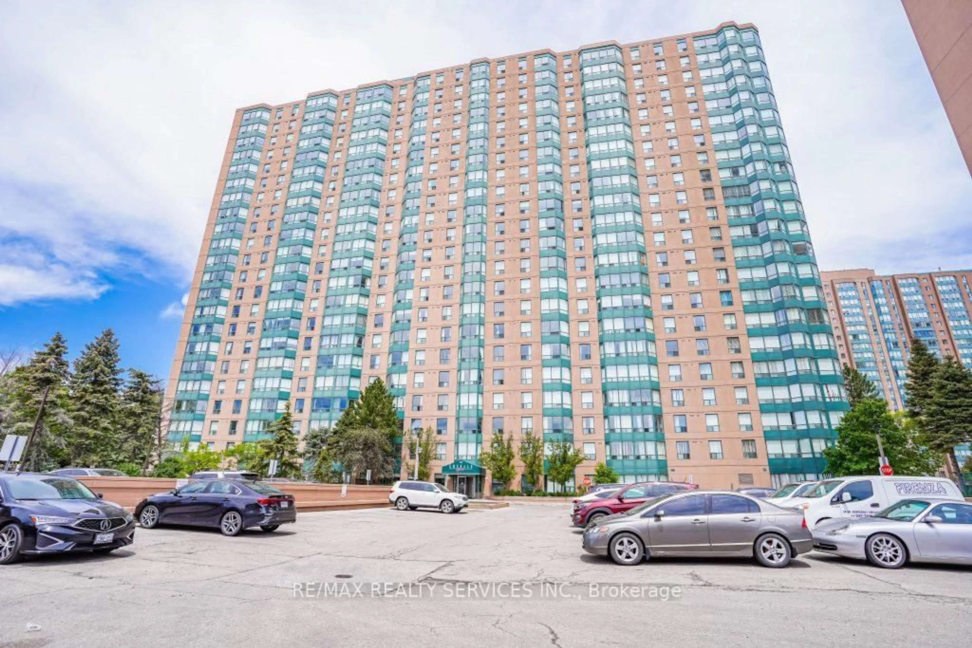 Patio, building for 135 Hillcrest Ave #916, Mississauga Ontario L5B 4B1