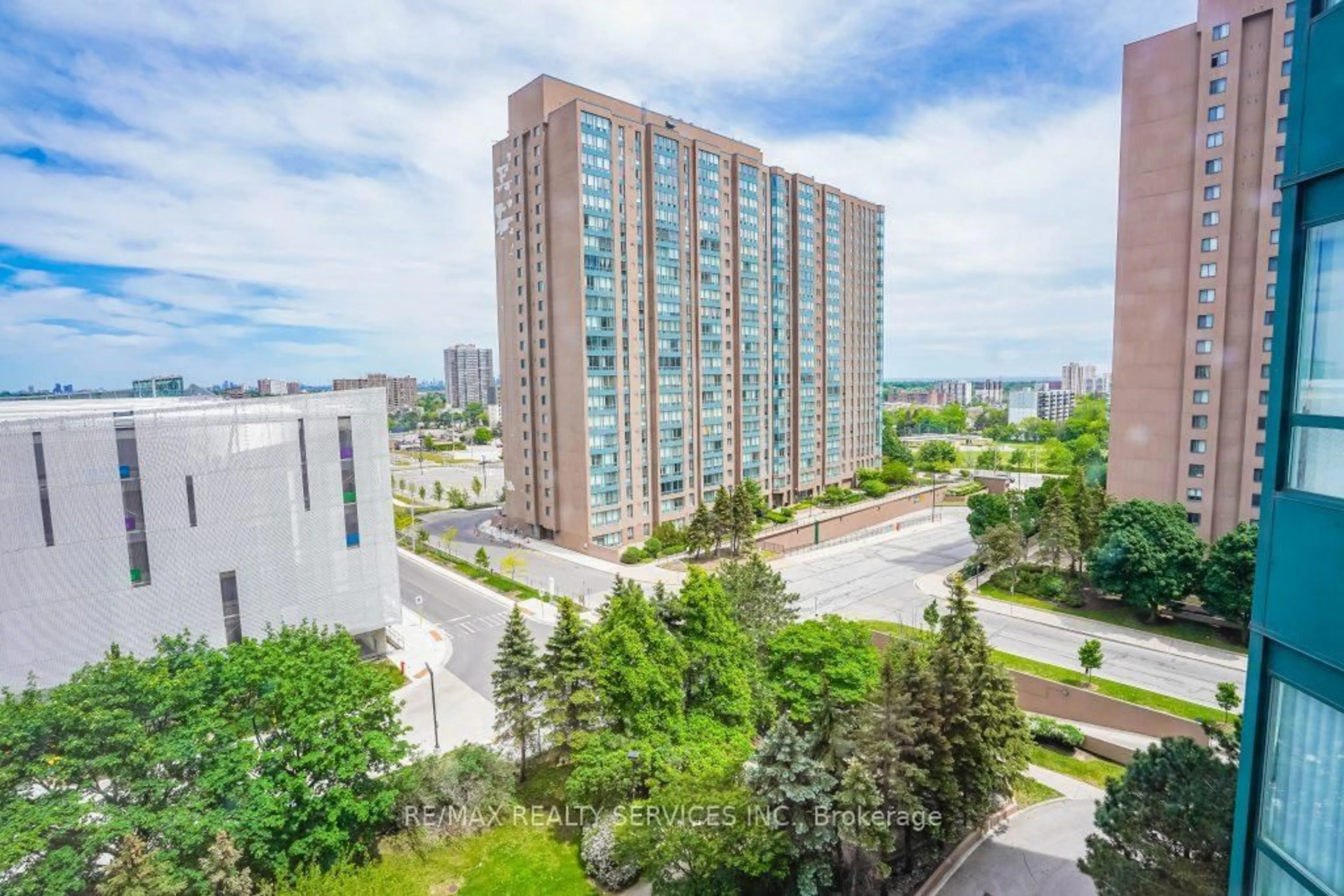 A pic from outside/outdoor area/front of a property/back of a property/a pic from drone, city buildings view from balcony for 135 Hillcrest Ave #916, Mississauga Ontario L5B 4B1