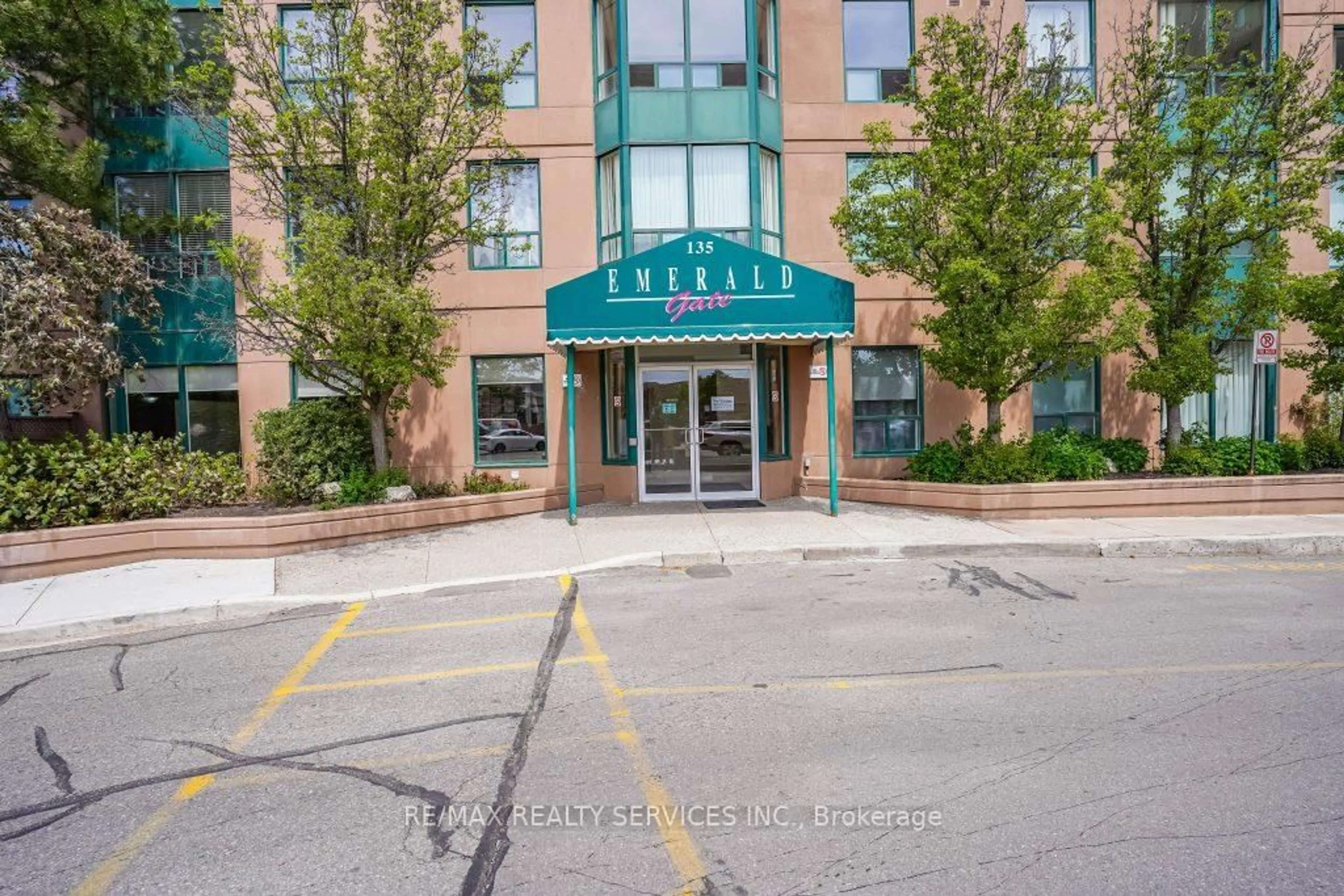 Indoor foyer for 135 Hillcrest Ave #916, Mississauga Ontario L5B 4B1