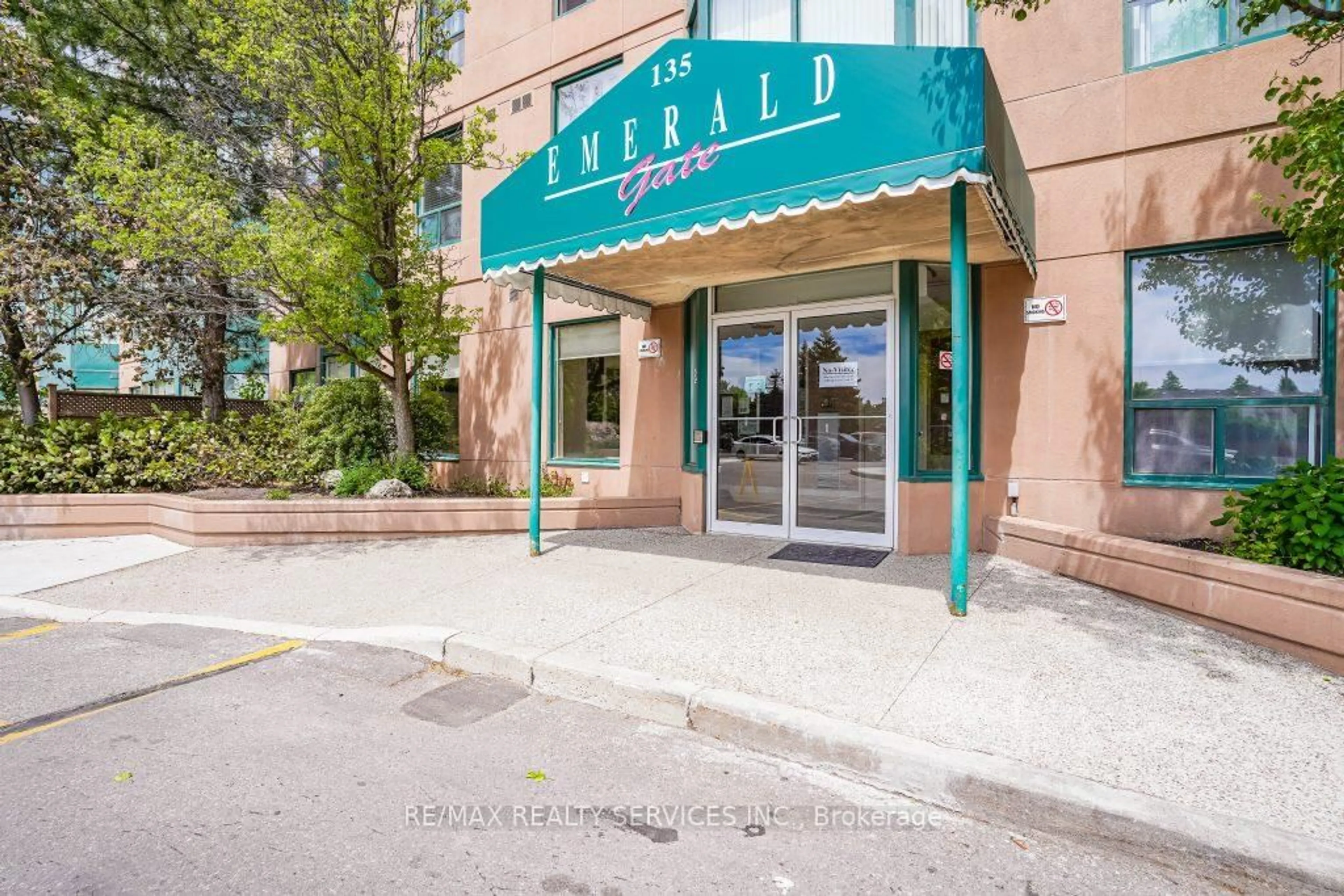 Indoor foyer for 135 Hillcrest Ave #916, Mississauga Ontario L5B 4B1