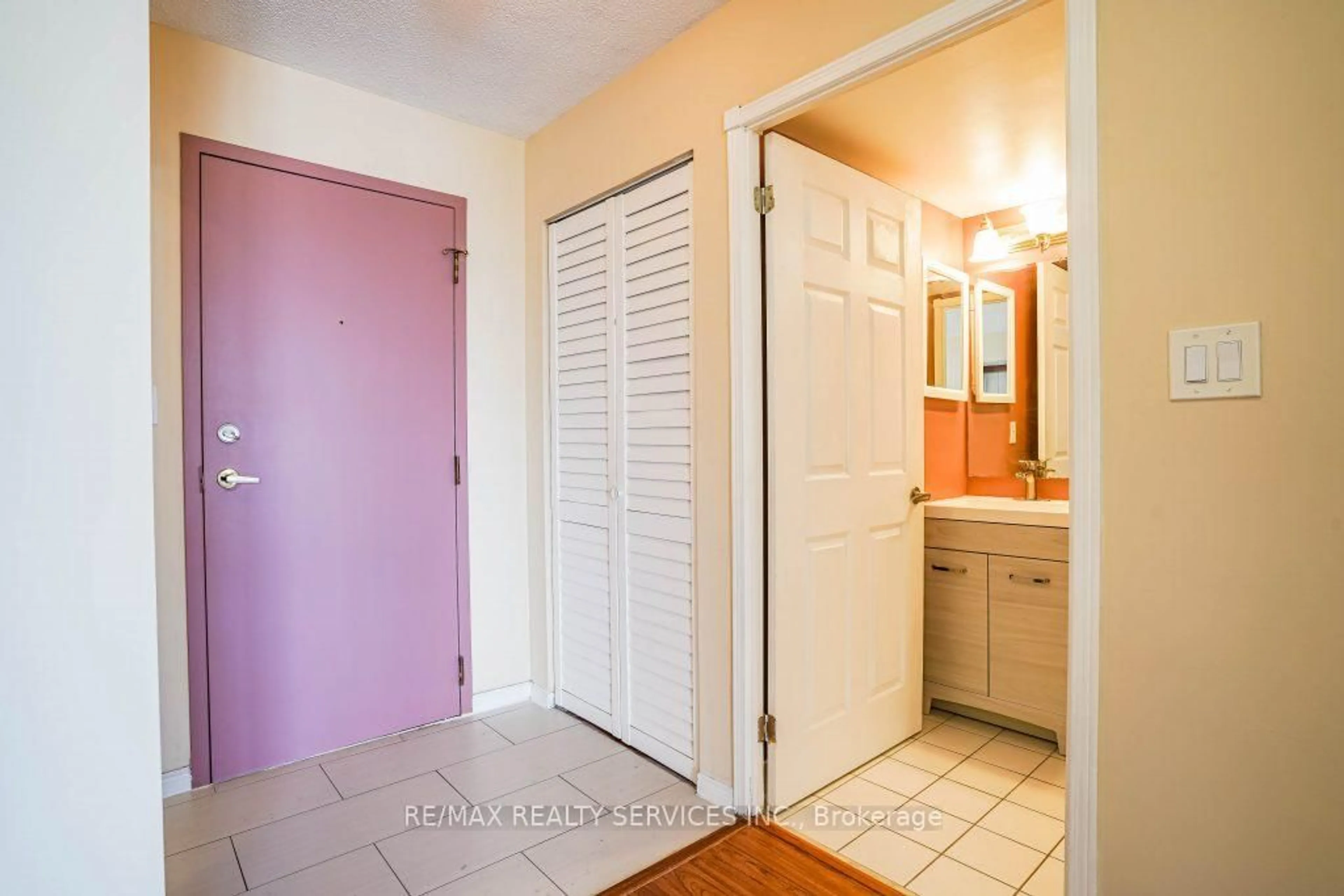 Indoor entryway for 135 Hillcrest Ave #916, Mississauga Ontario L5B 4B1