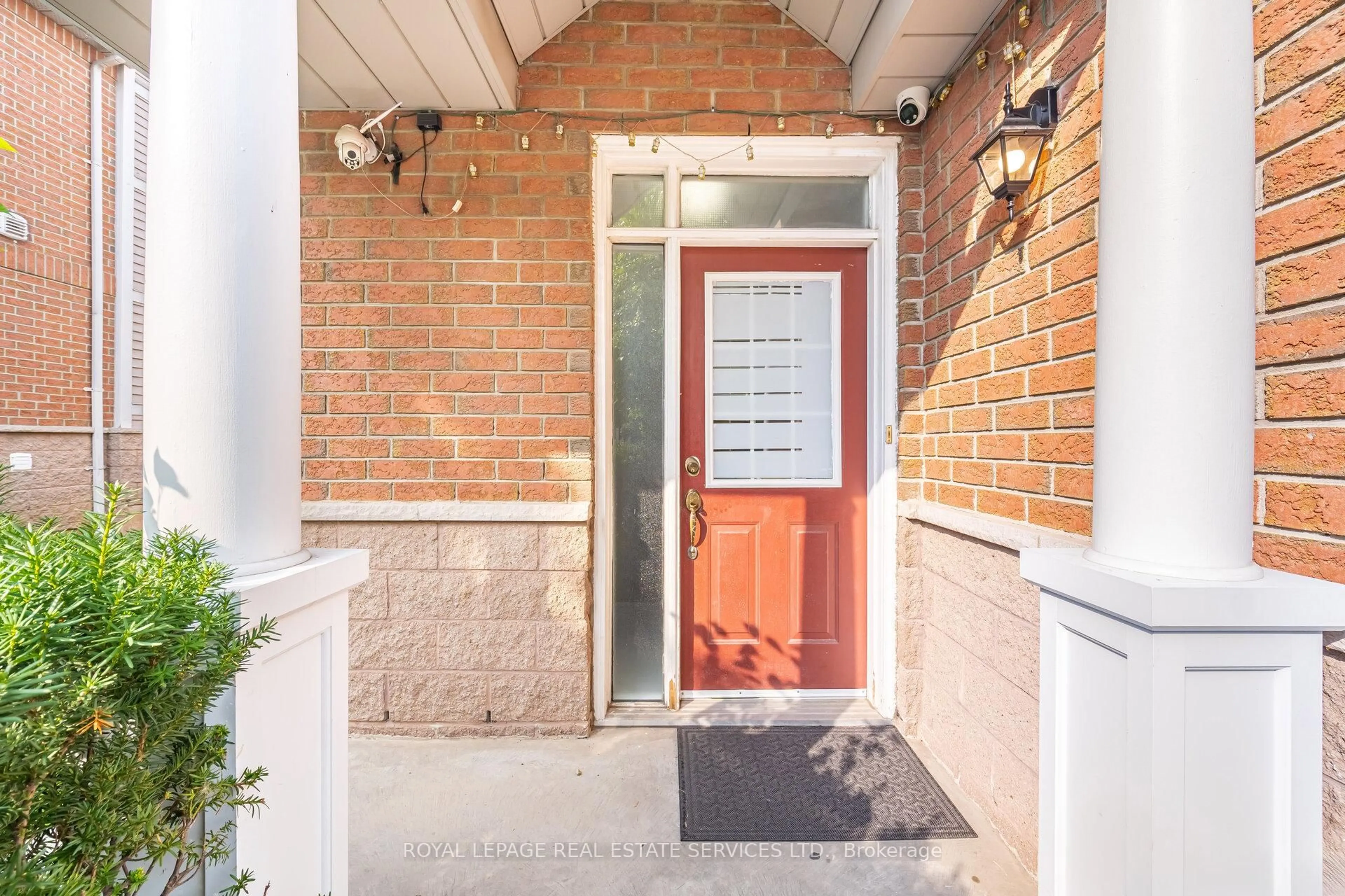 Indoor entryway for 833 Scollard Crt #30, Mississauga Ontario L5V 2B4