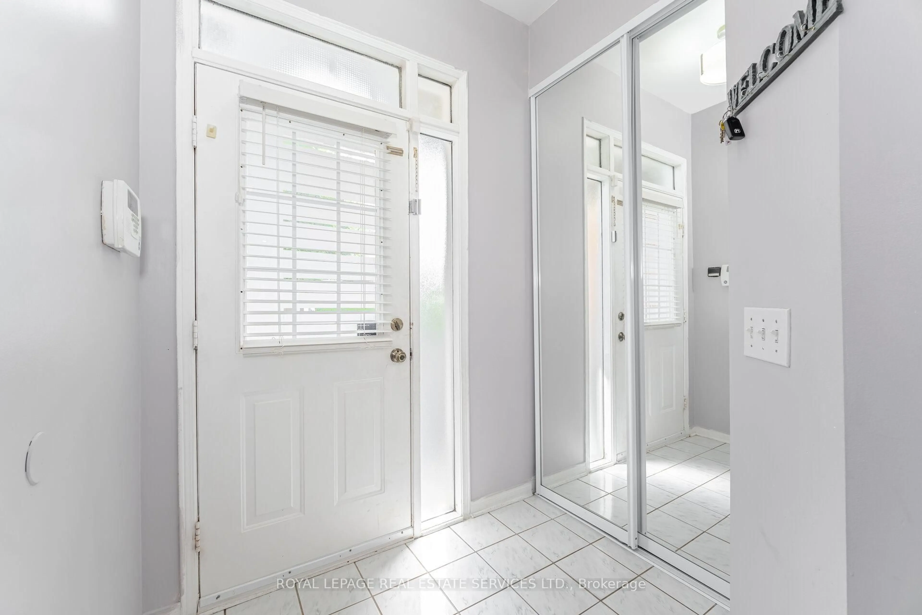 Indoor entryway for 833 Scollard Crt #30, Mississauga Ontario L5V 2B4