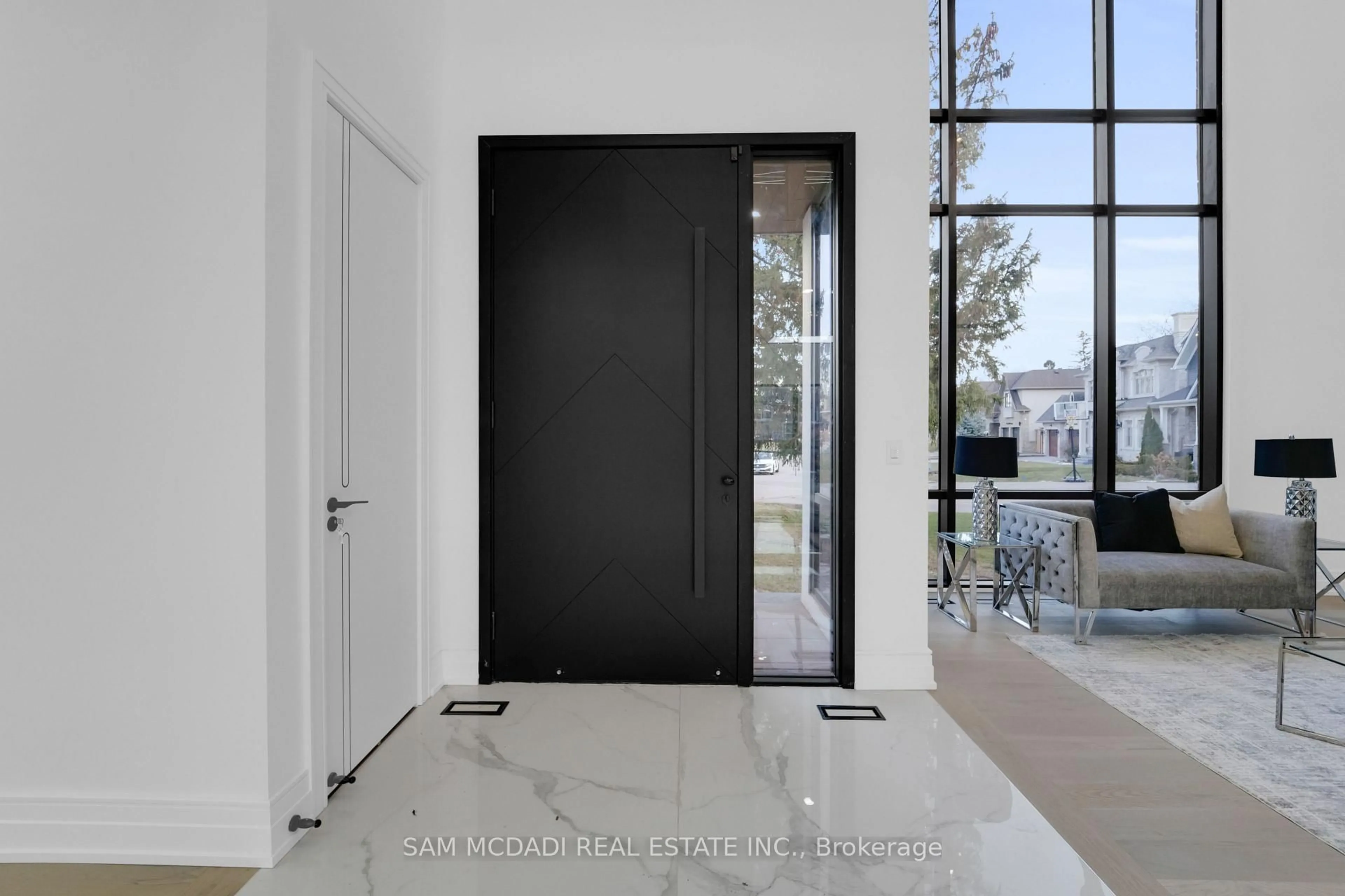 Indoor entryway for 468 Saville Cres, Oakville Ontario L6L 3V1