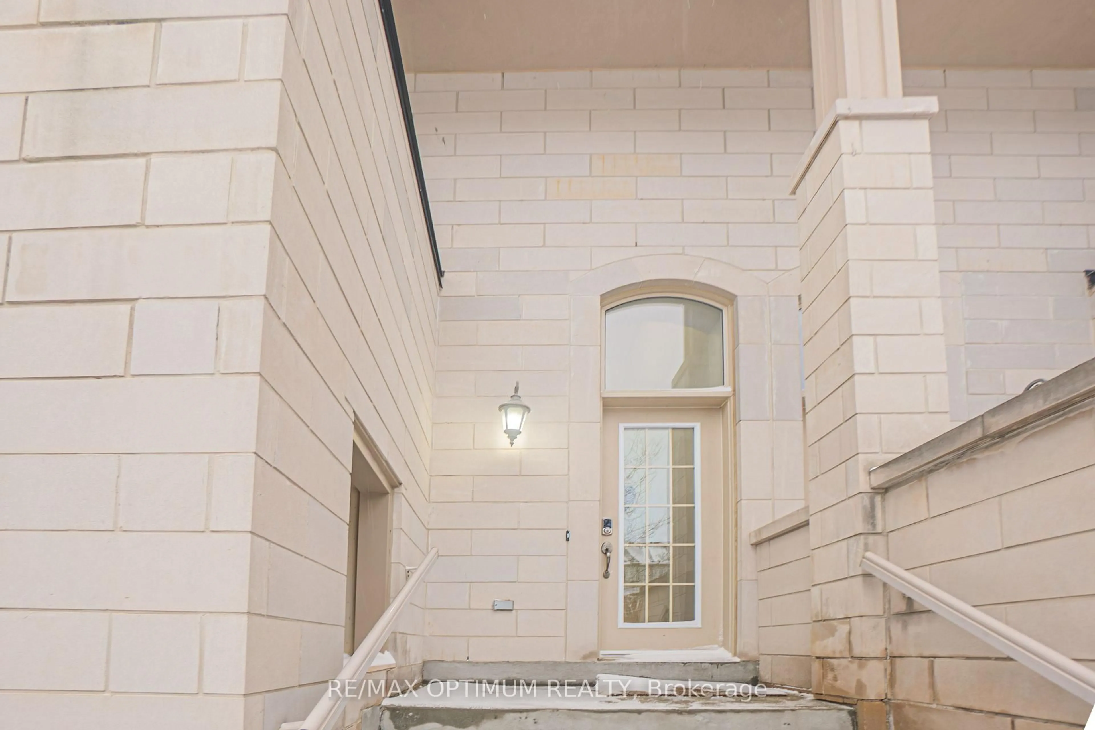 Indoor foyer for 9141 Derry Rd #38, Milton Ontario L9T 7Z1