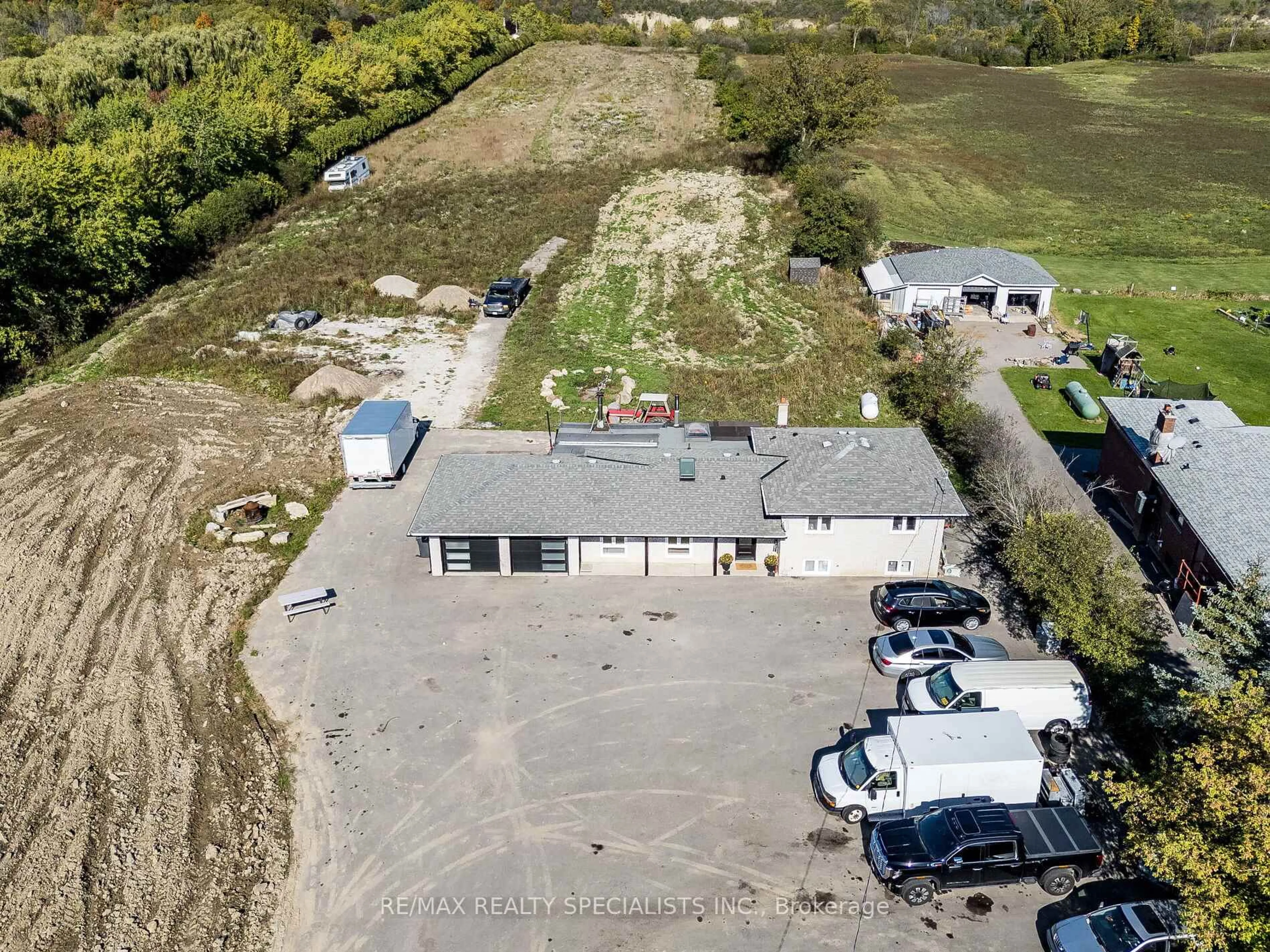 A pic from outside/outdoor area/front of a property/back of a property/a pic from drone, building for 13207 Centreville Creek Dr, Caledon Ontario L7C 3B8