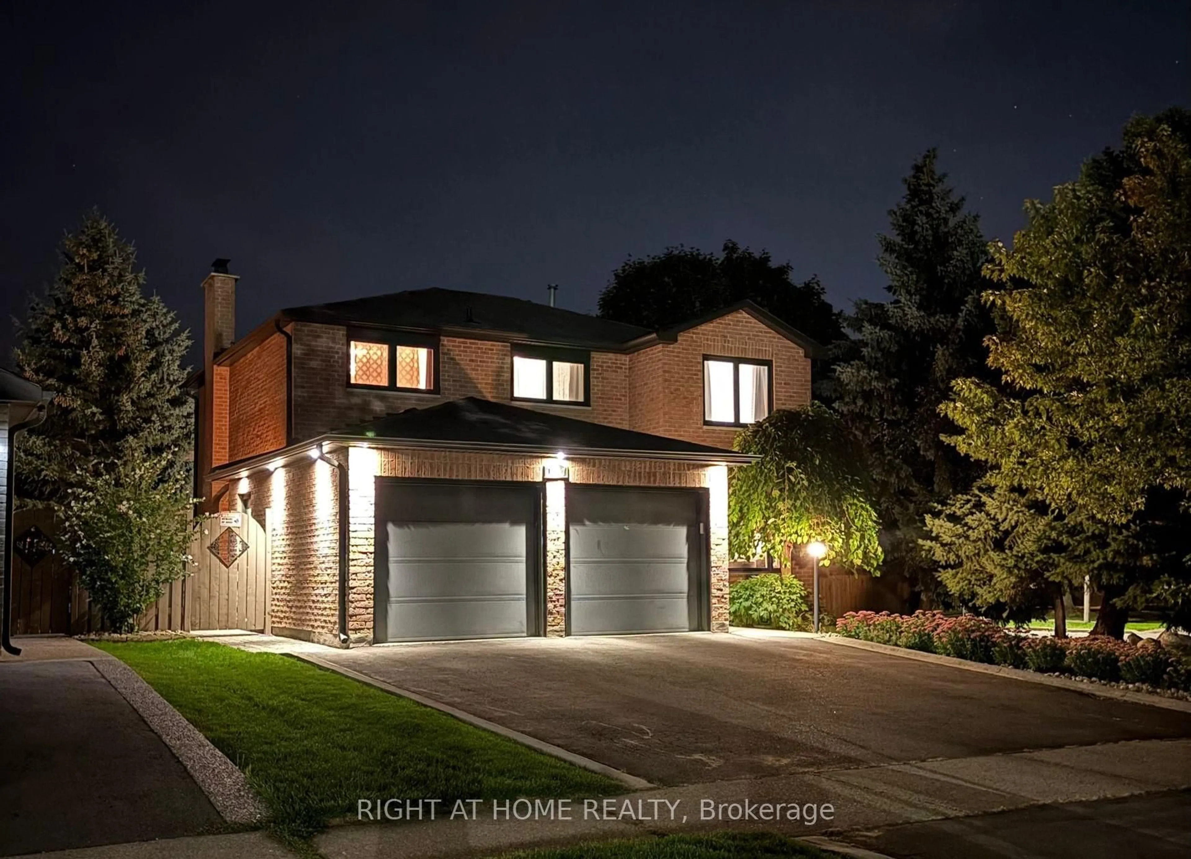 Home with brick exterior material, street for 1517 Queensbury Cres, Oakville Ontario L6H 4G6