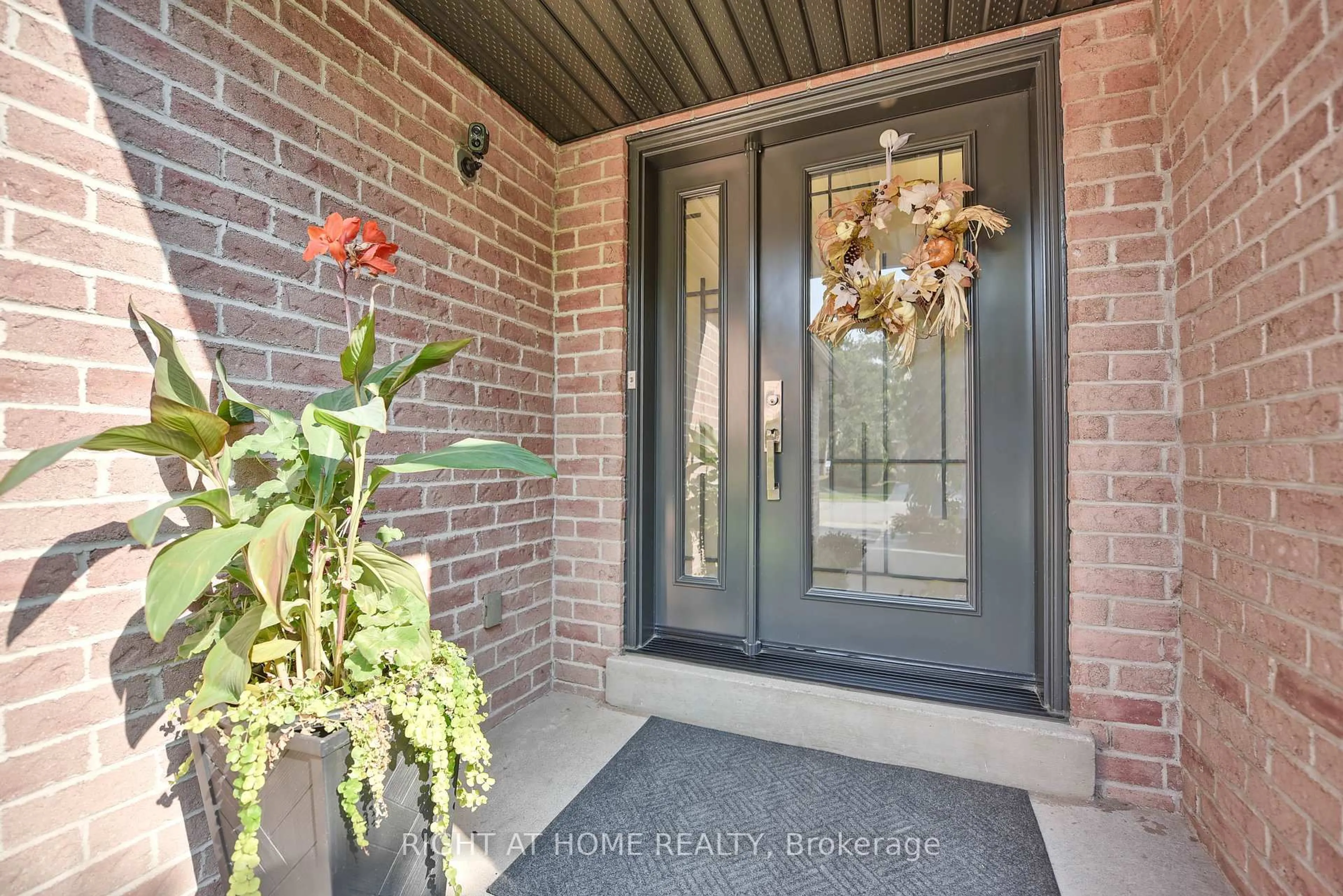 Indoor entryway for 1517 Queensbury Cres, Oakville Ontario L6H 4G6