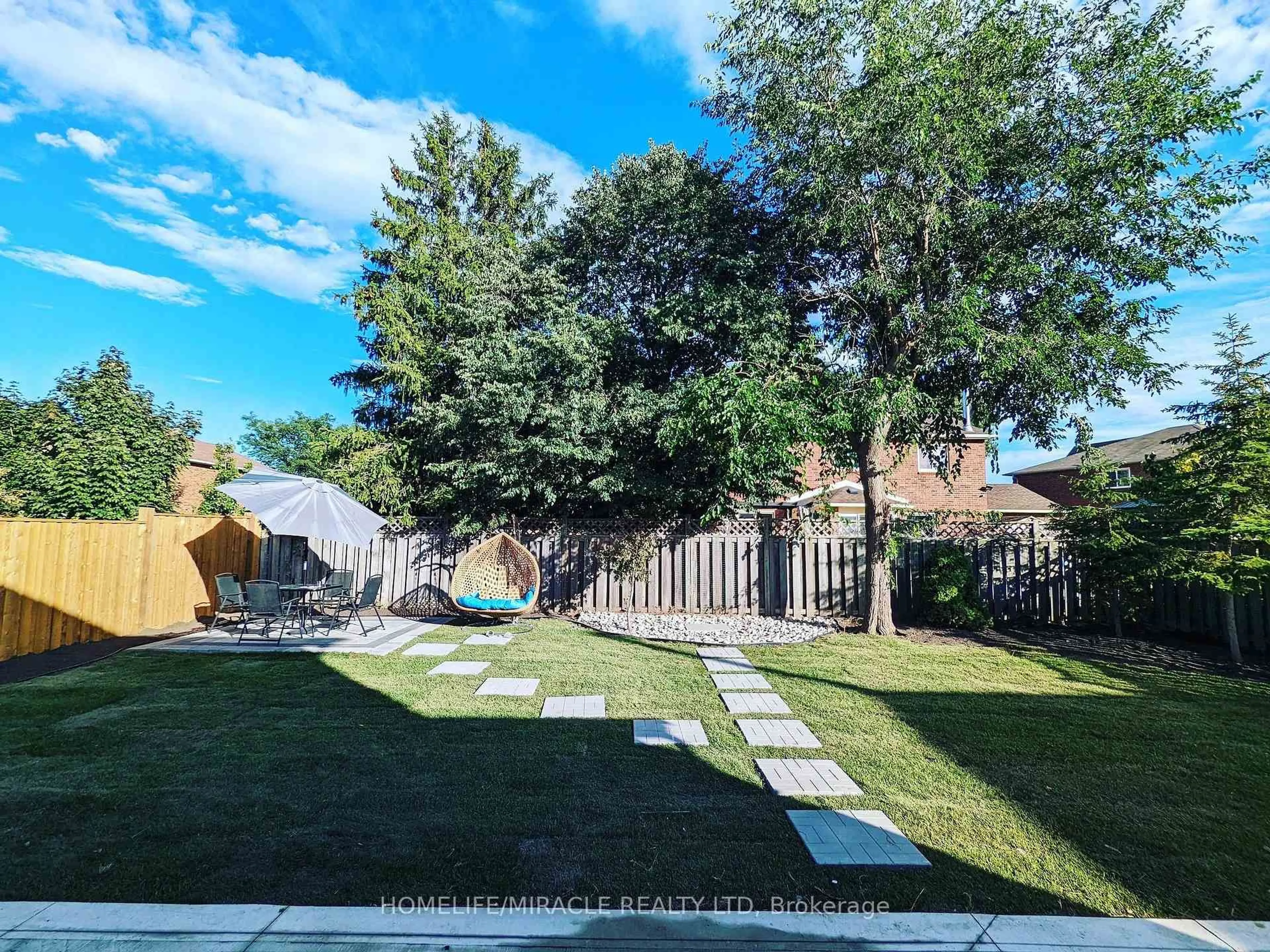 A pic from outside/outdoor area/front of a property/back of a property/a pic from drone, street for 8 Strangway Crt, Brampton Ontario L6Z 4L4