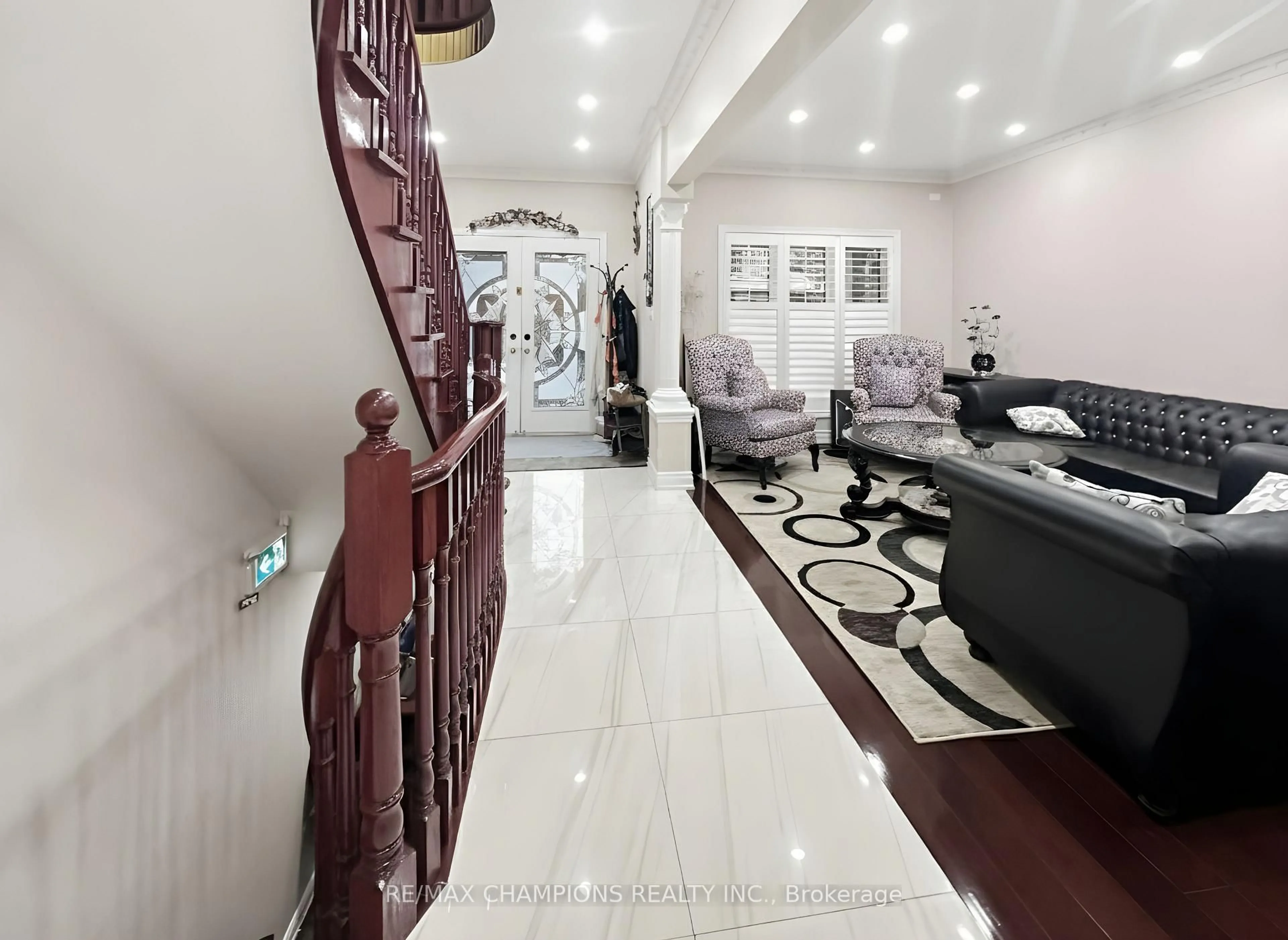 Indoor foyer for 28 Blazing Star Dr, Brampton Ontario L6R 3E7
