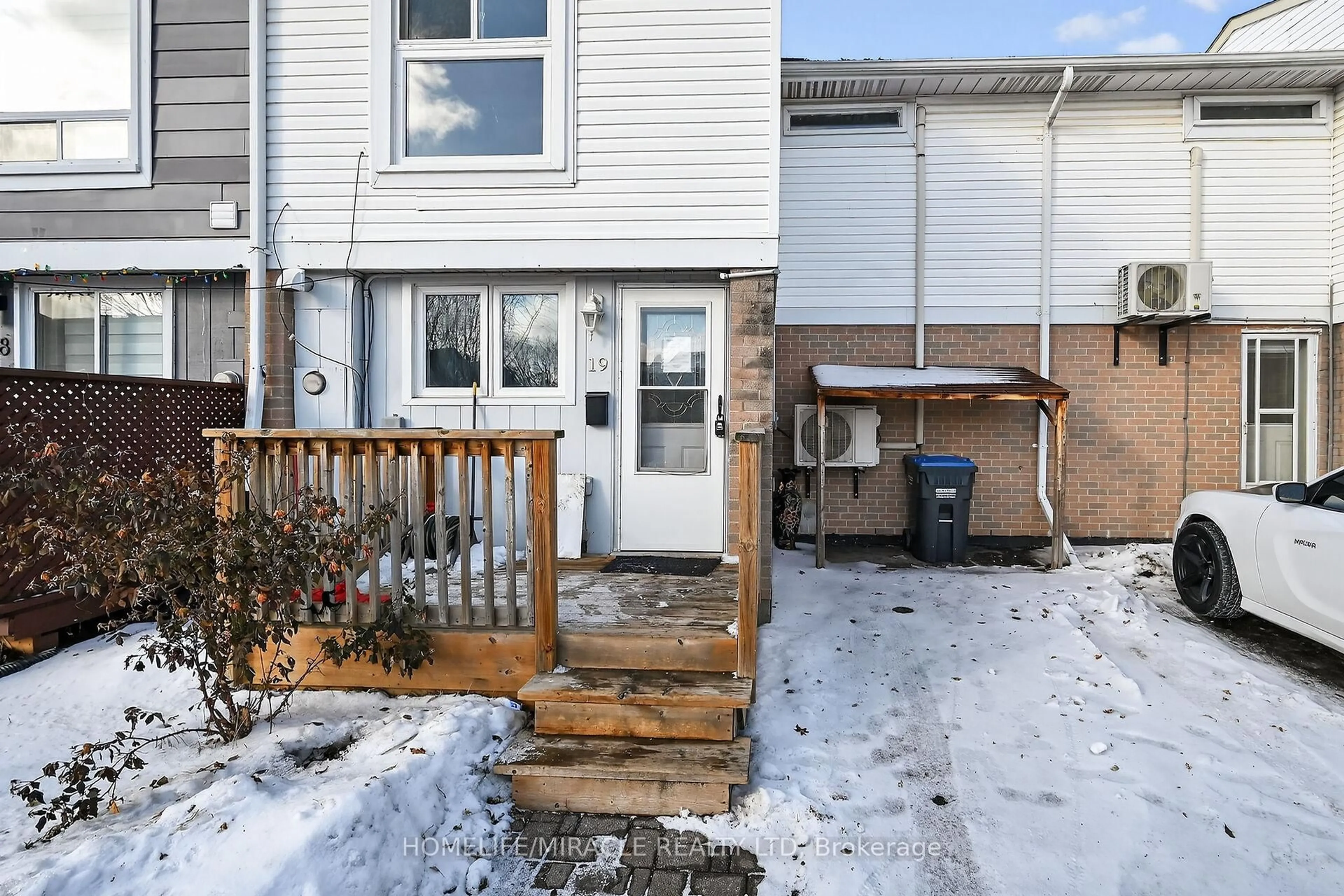 Patio, street for 19 Hindquarter Crt, Brampton Ontario L6S 2C3