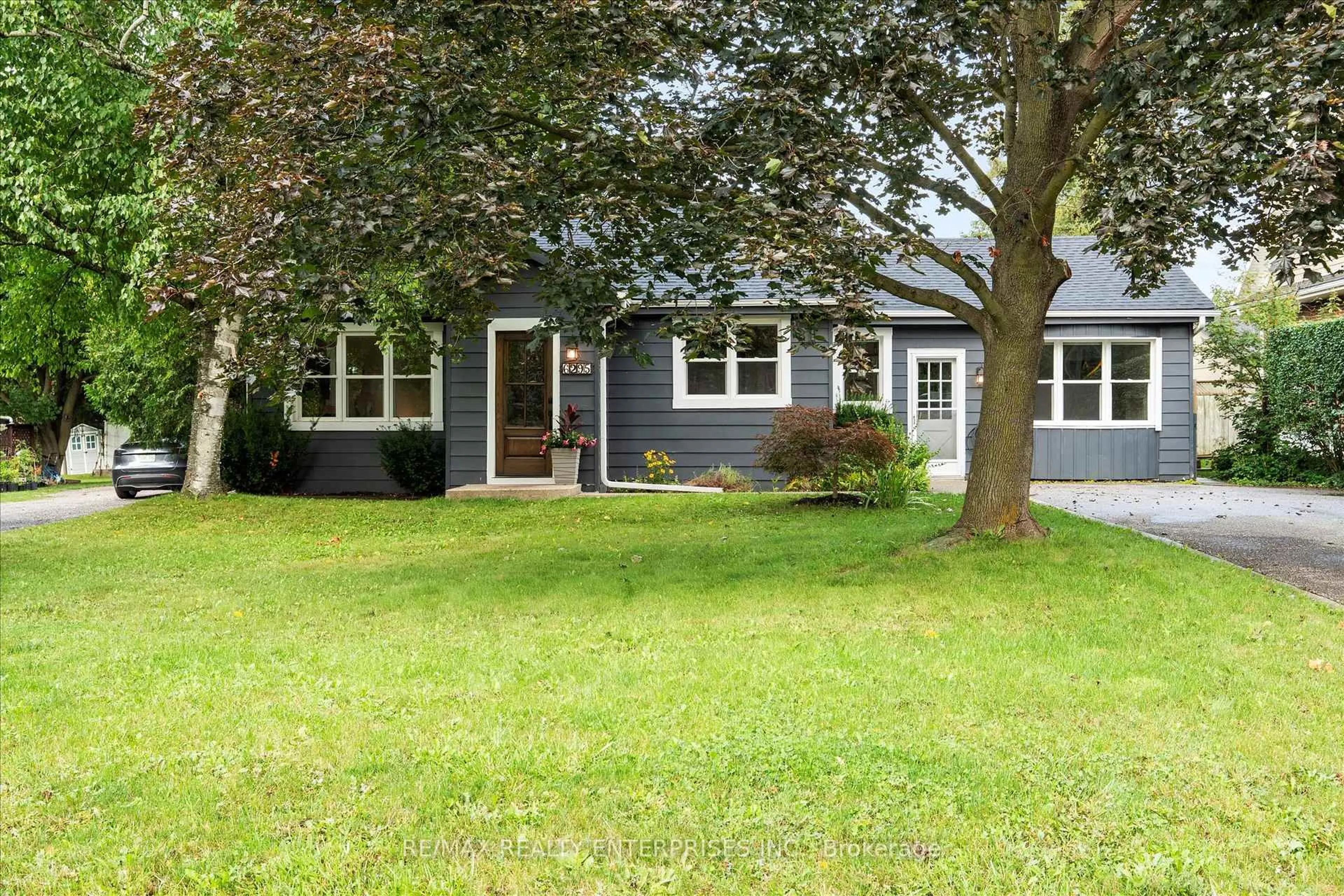 Home with vinyl exterior material, street for 6295 Guelph Line, Burlington Ontario L7P 0A6