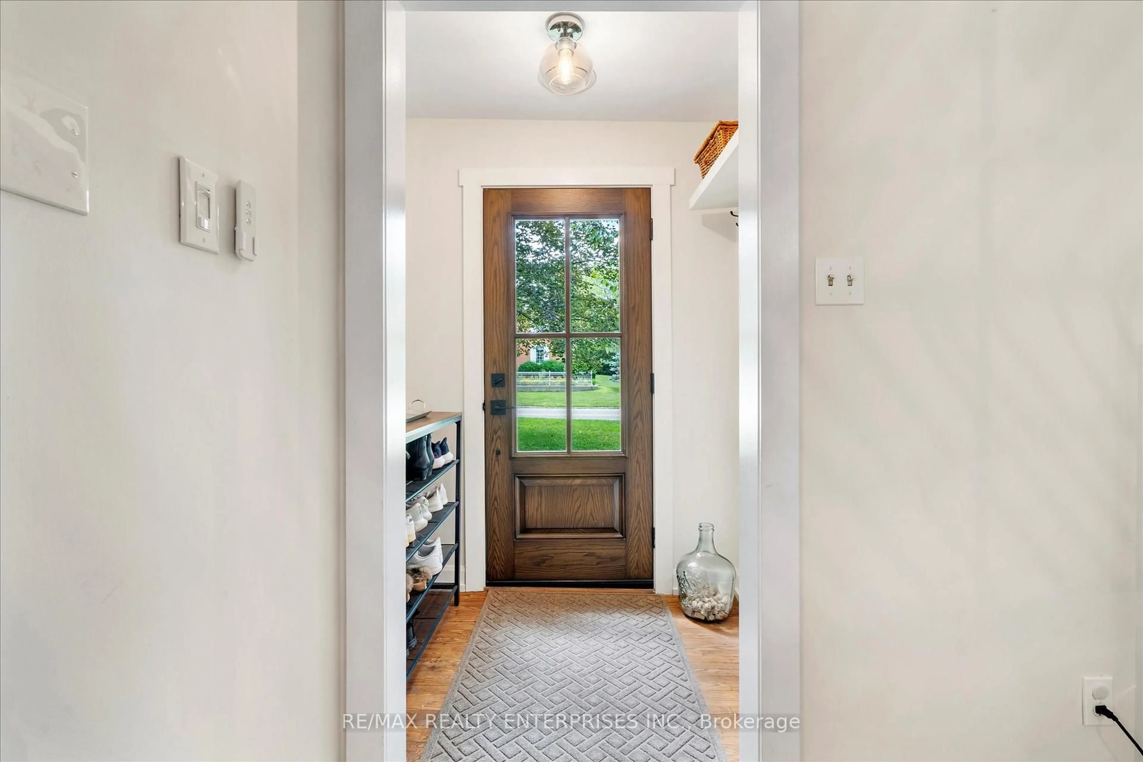 Indoor entryway for 6295 Guelph Line, Burlington Ontario L7P 0A6