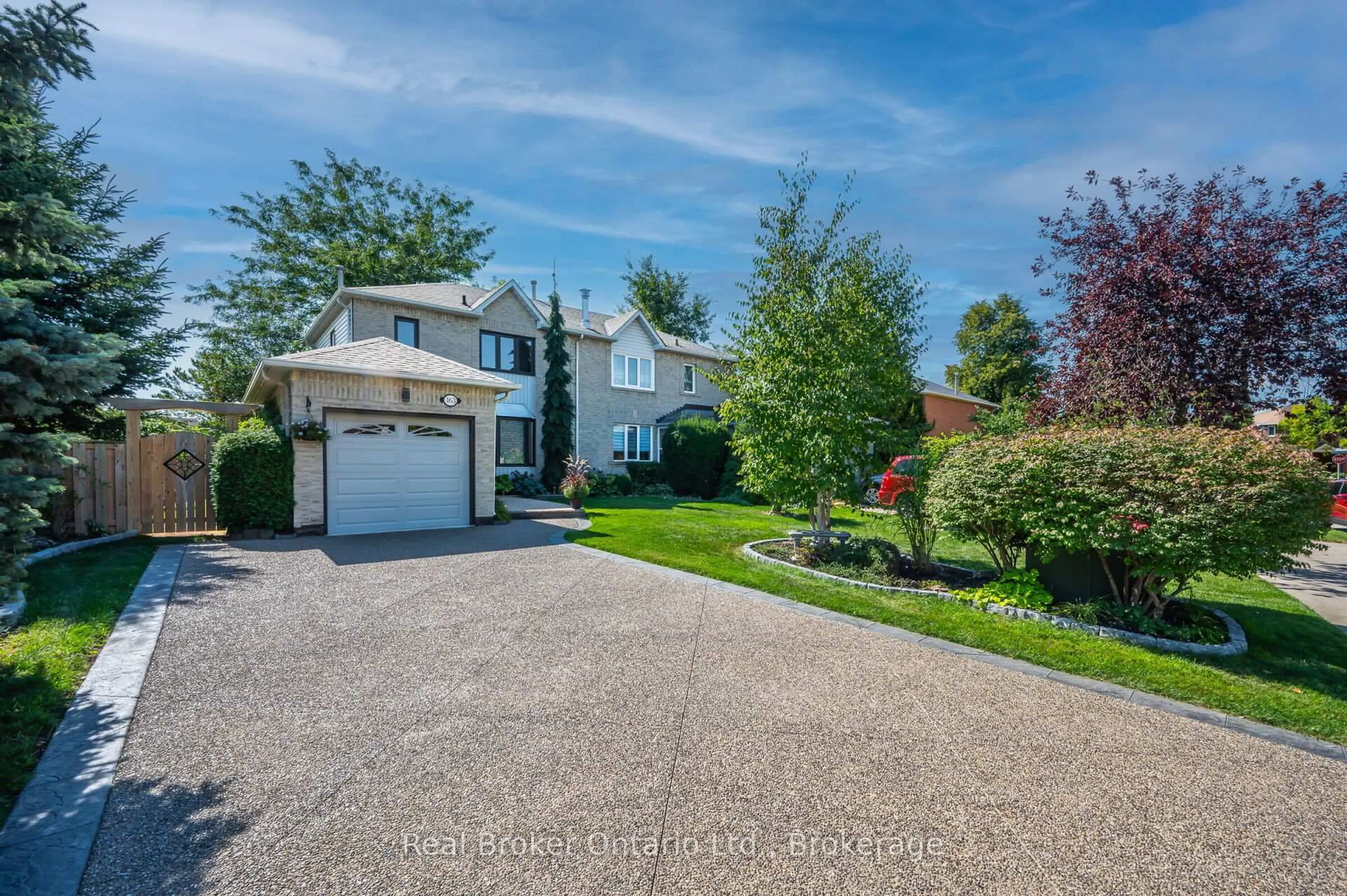 A pic from outside/outdoor area/front of a property/back of a property/a pic from drone, street for 163 Ross Lane, Oakville Ontario L6H 5K3