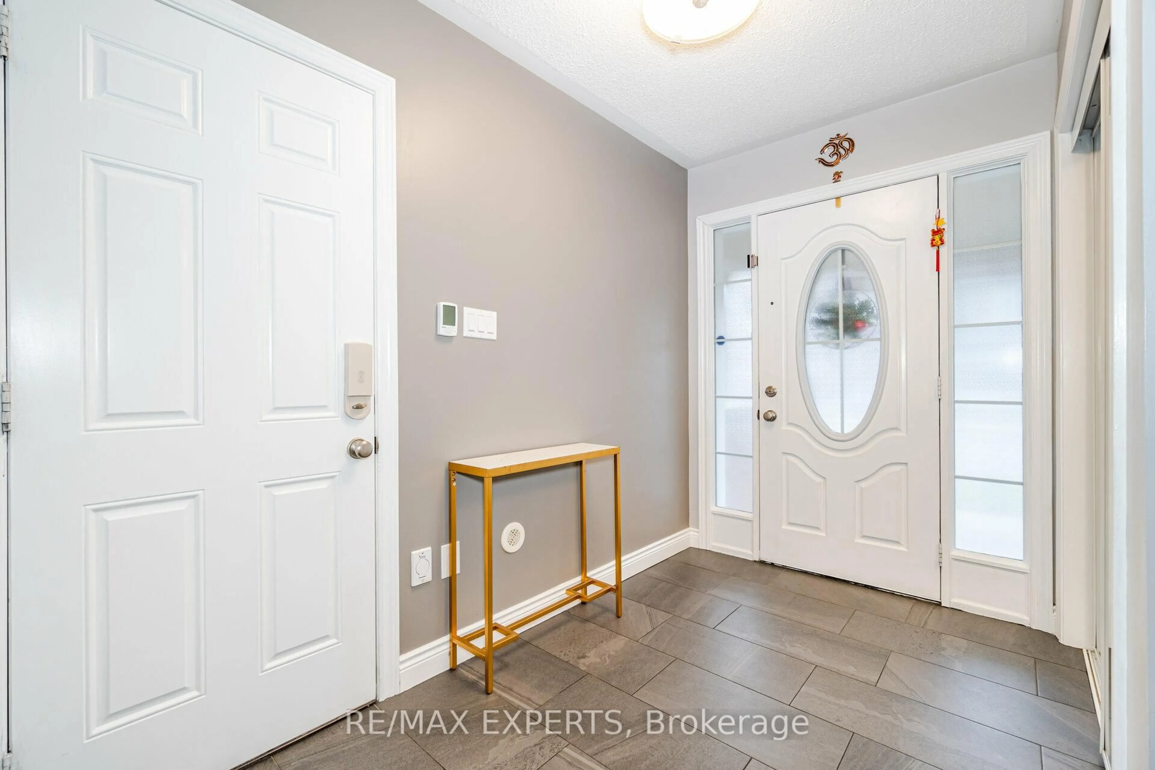 Indoor entryway for 341 Cavanagh Lane, Milton Ontario L9T 8G2