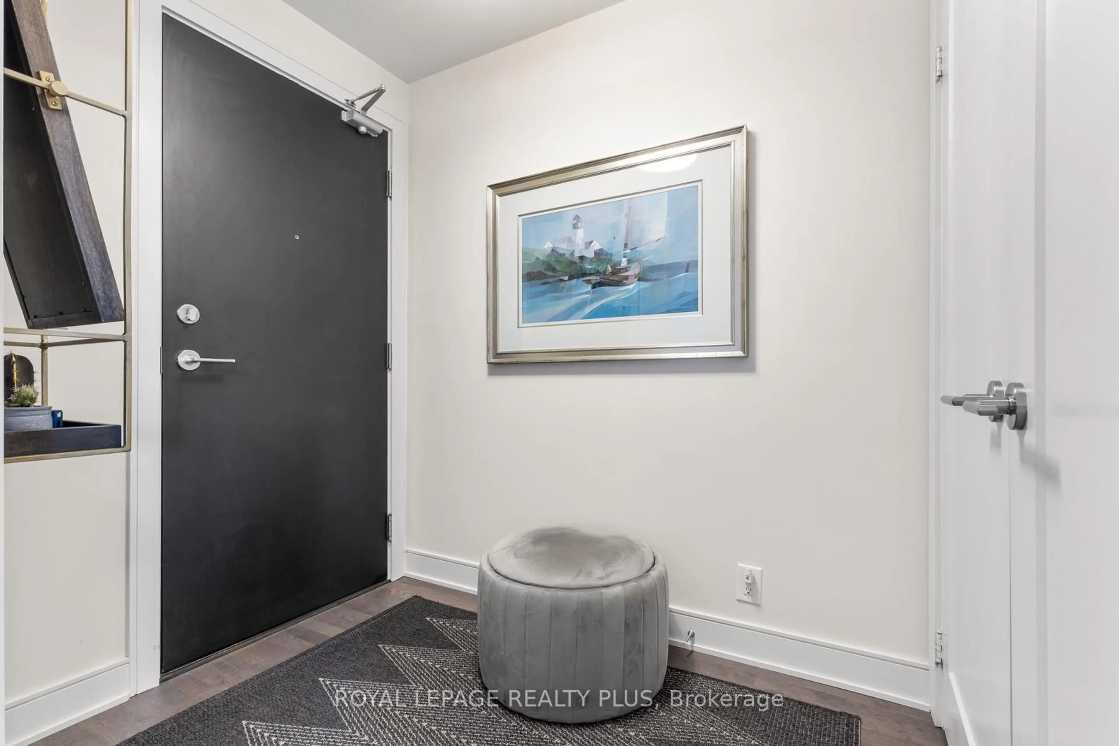 Indoor entryway for 1575 Lakeshore Rd #327, Mississauga Ontario L5J 0B1