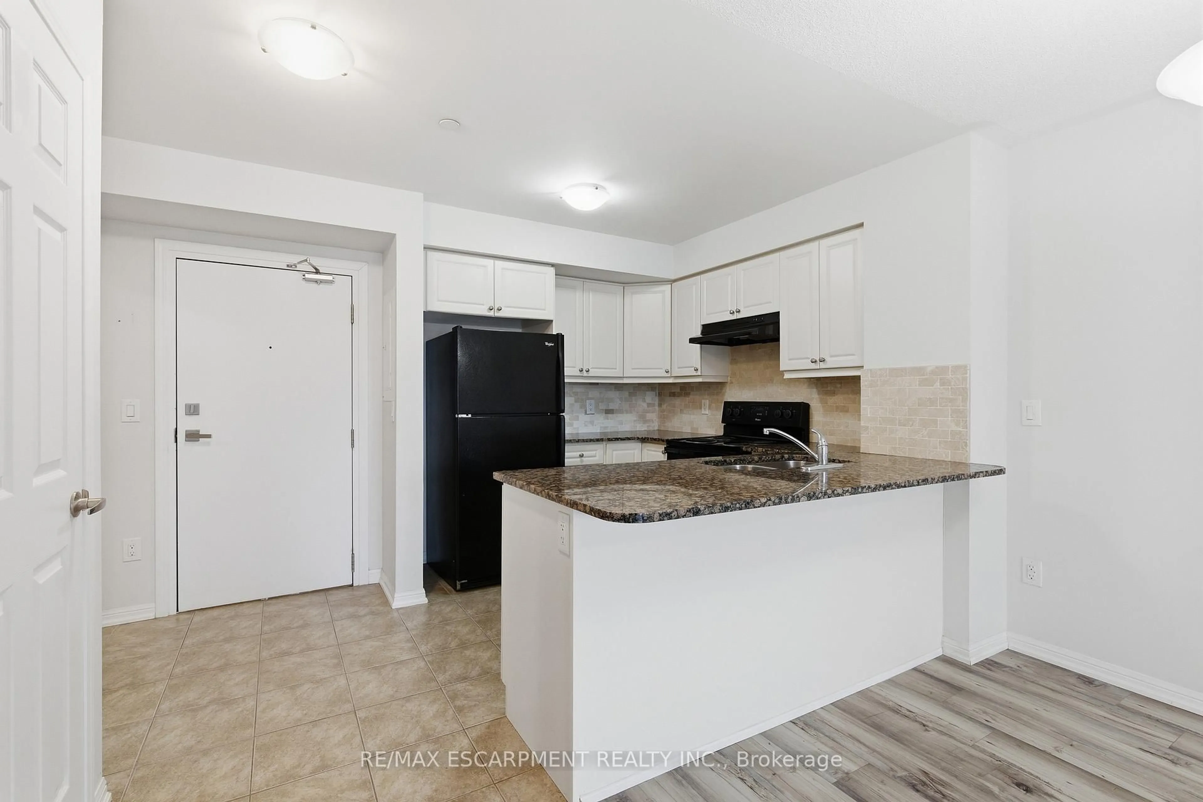 Standard kitchen, unknown for 1045 NADALIN Hts #107, Milton Ontario L9T 8R5
