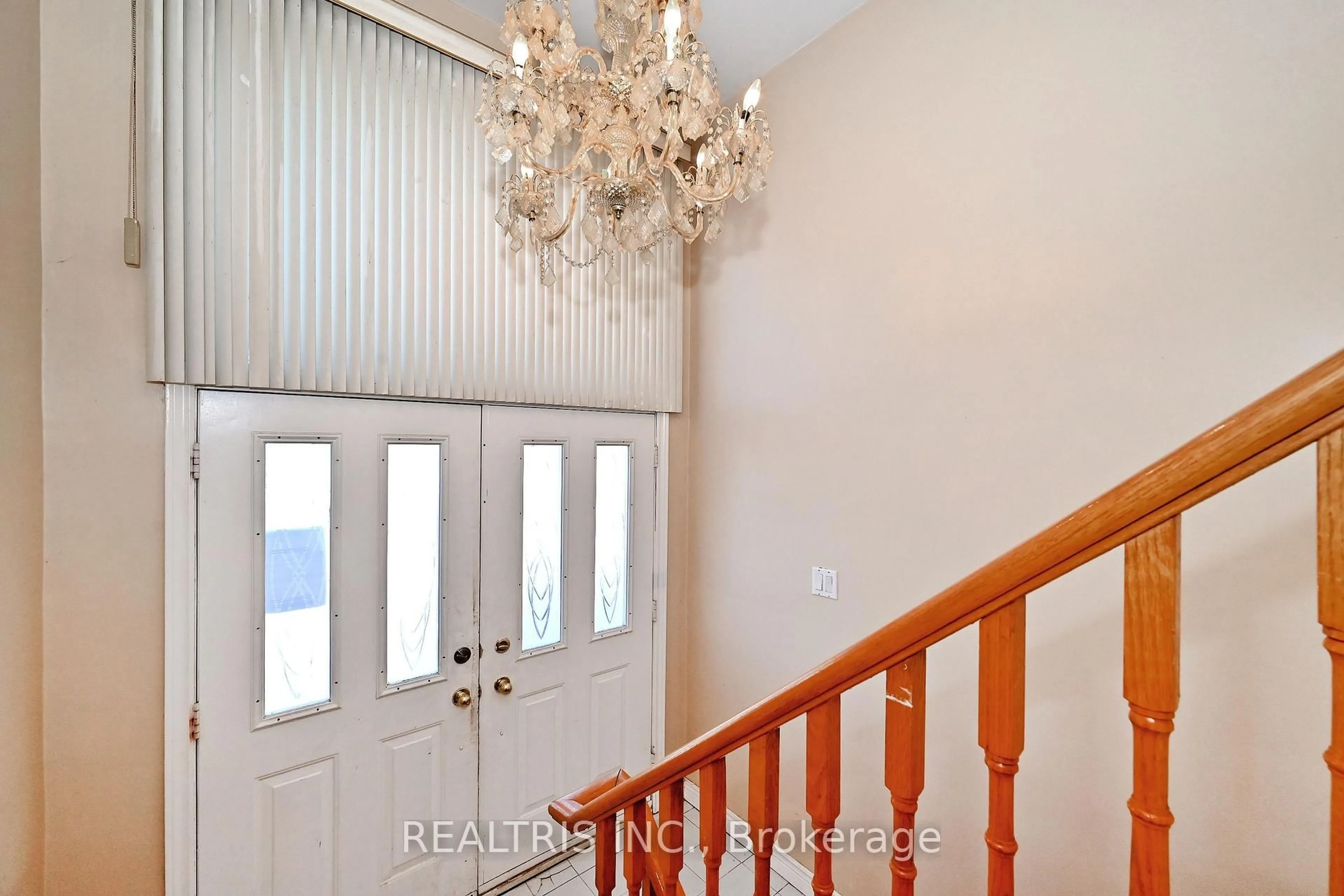 Indoor foyer for 7308 Cambrett Dr, Mississauga Ontario L4T 2R5