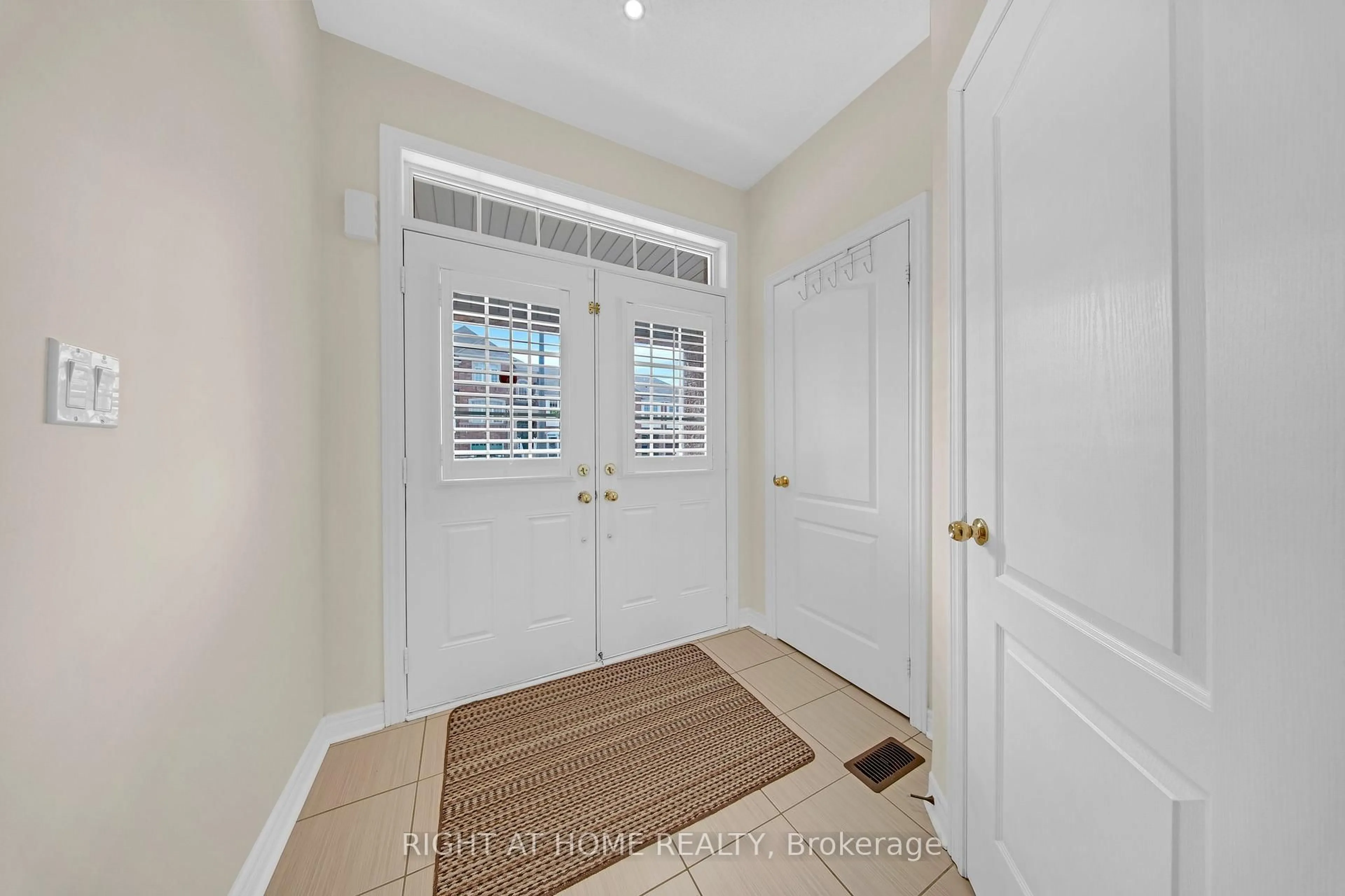 Indoor entryway for 51 Lorenzo Circ, Brampton Ontario L6R 3N4